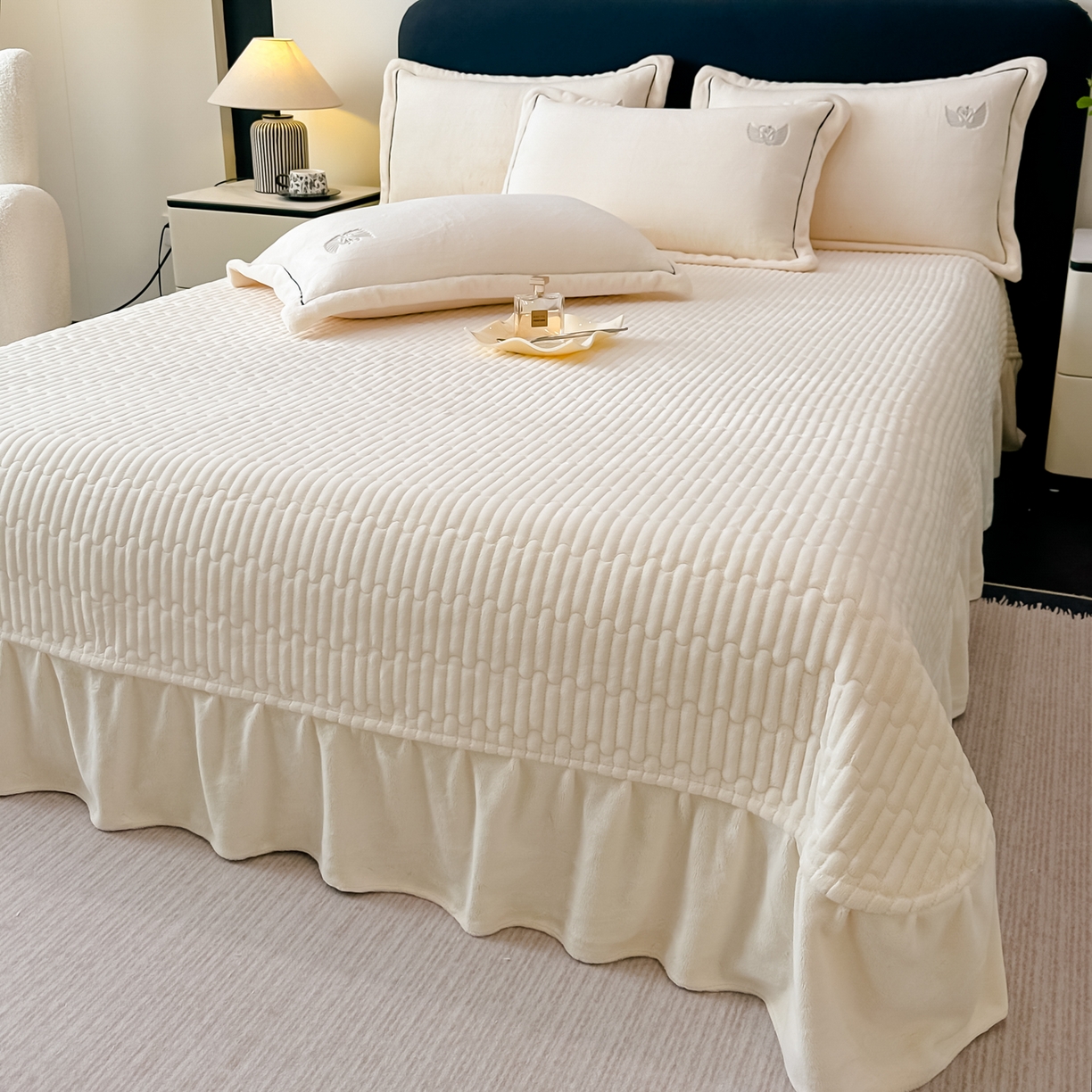 91家纺网 家纺一手货源 找家纺 富米莱（原臻工厂） 2025新款高克重高端刺绣牛奶绒天鹅之恋床盖床单四件套 绒天鹅之恋-奶昔白