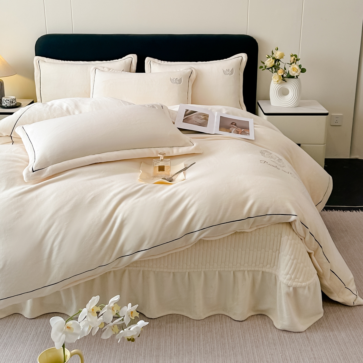 91家纺网 家纺一手货源 找家纺 富米莱（原臻工厂） 2025新款高克重高端刺绣牛奶绒天鹅之恋床盖床单四件套 绒天鹅之恋-奶昔白