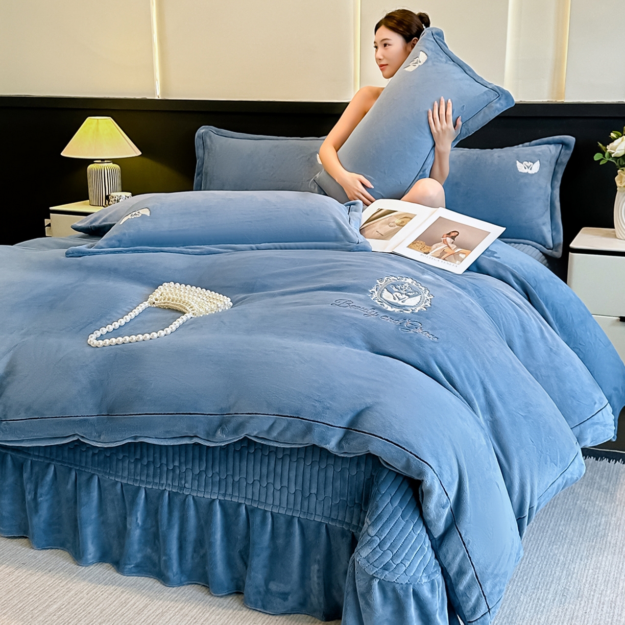 91家纺网 家纺一手货源 找家纺 （总）富米莱（原臻工厂） 2025新款高克重高端刺绣牛奶绒天鹅之恋床盖床单四件套