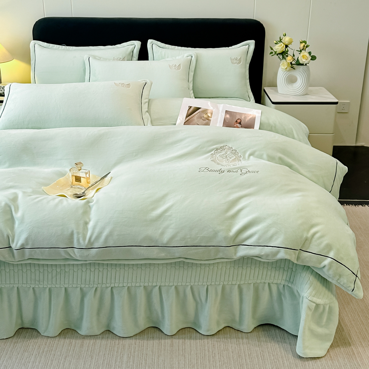 91家纺网 家纺一手货源 找家纺 富米莱（原臻工厂） 2025新款高克重高端刺绣牛奶绒天鹅之恋床盖床单四件套 绒天鹅之恋-柳绿