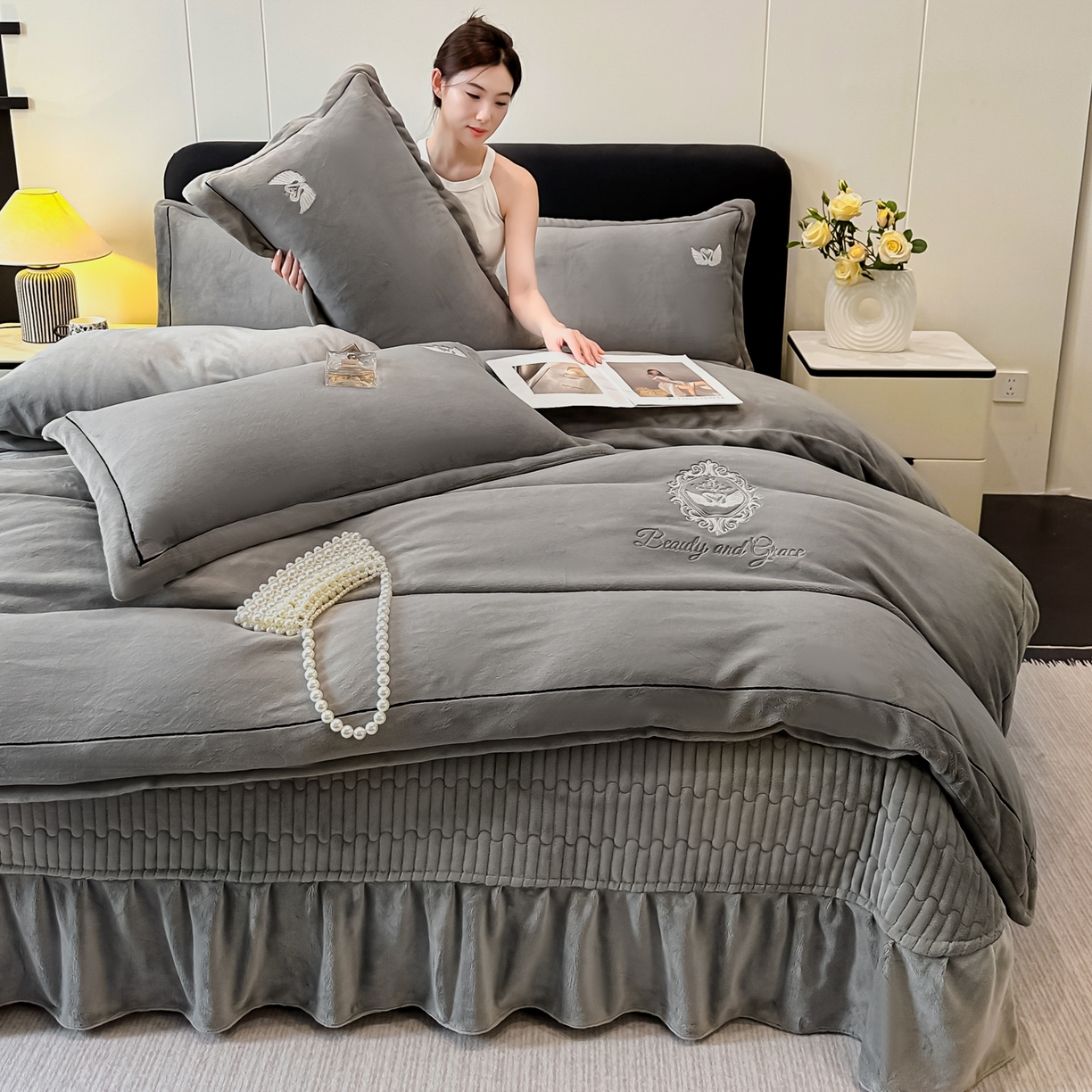 91家纺网 家纺一手货源 找家纺 富米莱（原臻工厂） 2025新款高克重高端刺绣牛奶绒天鹅之恋床盖床单四件套 绒天鹅之恋-经典灰