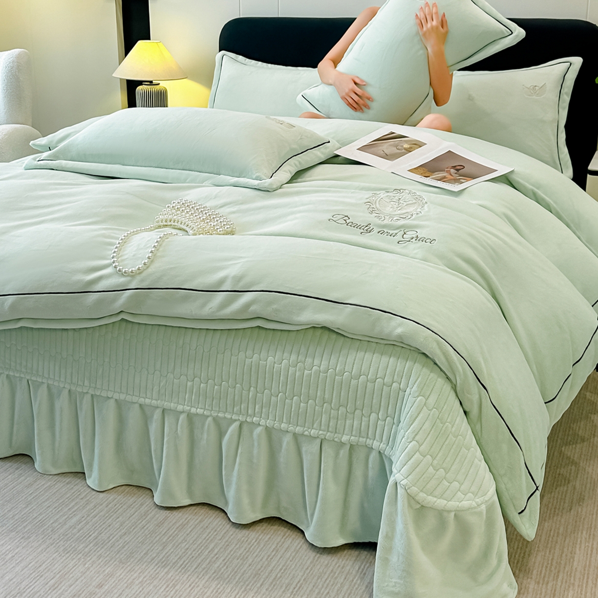 91家纺网 家纺一手货源 找家纺 富米莱（原臻工厂） 2025新款高克重高端刺绣牛奶绒天鹅之恋床盖床单四件套 绒天鹅之恋-柳绿