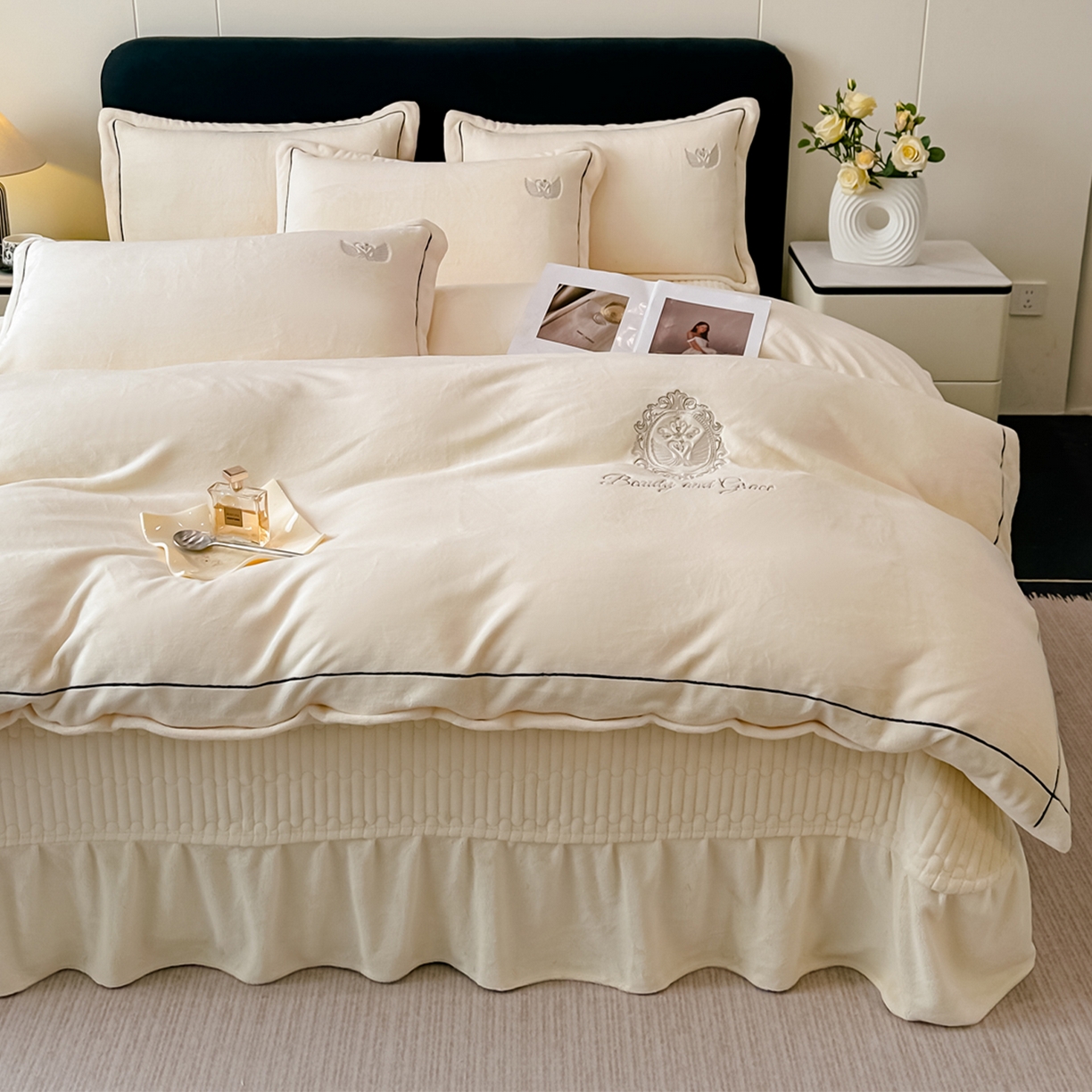 91家纺网 家纺一手货源 找家纺 富米莱（原臻工厂） 2025新款高克重高端刺绣牛奶绒天鹅之恋床盖床单四件套 绒天鹅之恋-奶昔白