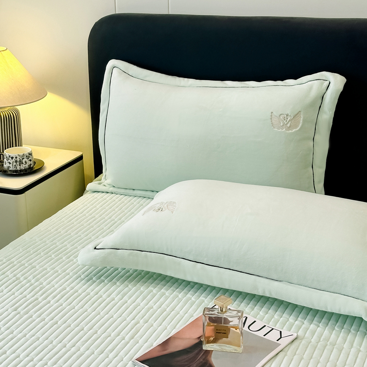 91家纺网 家纺一手货源 找家纺 富米莱（原臻工厂） 2025新款高克重高端刺绣牛奶绒天鹅之恋床盖床单四件套 绒天鹅之恋-柳绿