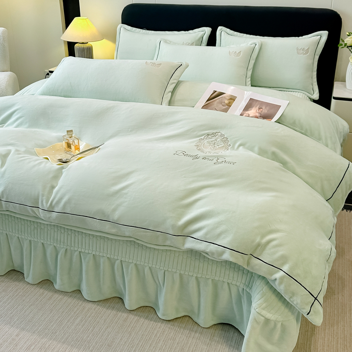 91家纺网 家纺一手货源 找家纺 富米莱（原臻工厂） 2025新款高克重高端刺绣牛奶绒天鹅之恋床盖床单四件套 绒天鹅之恋-柳绿