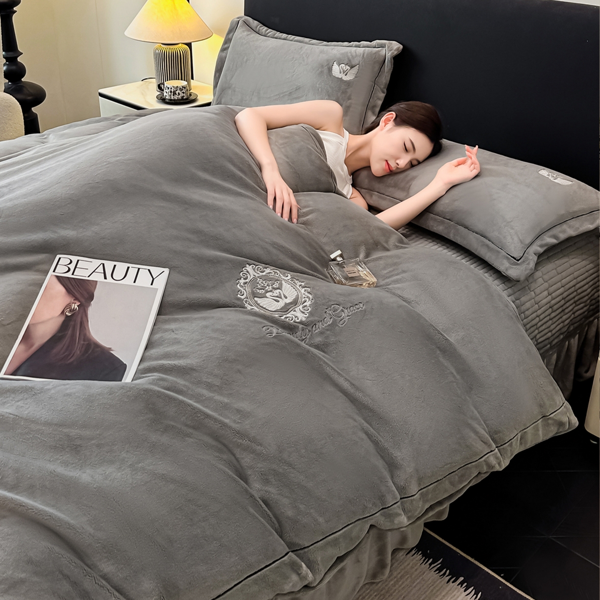 91家纺网 家纺一手货源 找家纺 富米莱（原臻工厂） 2025新款高克重高端刺绣牛奶绒天鹅之恋床盖床单四件套 绒天鹅之恋-经典灰