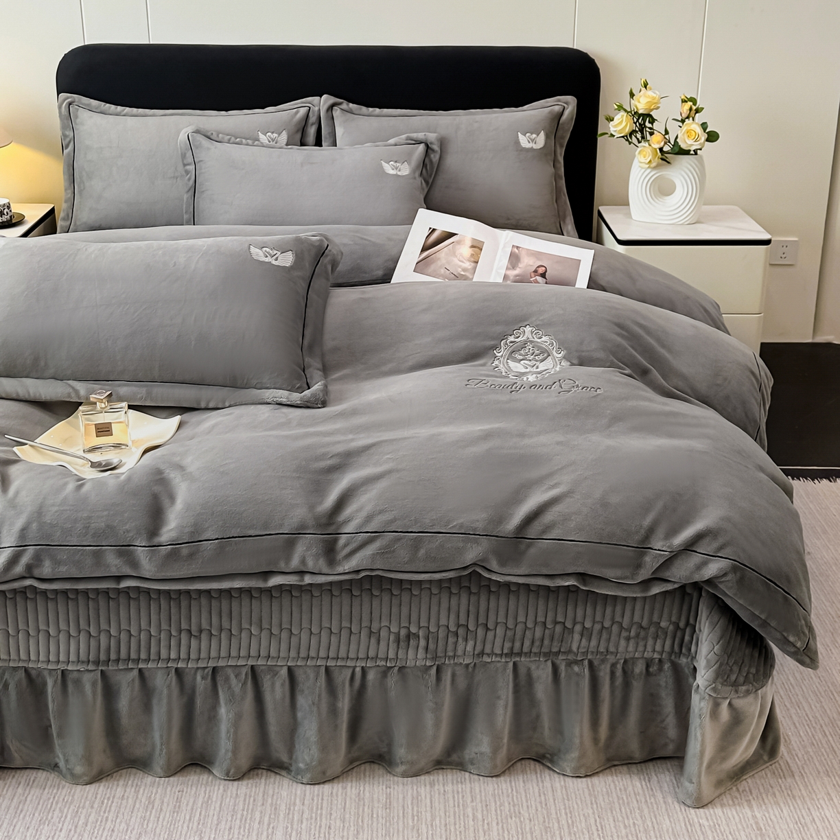91家纺网 家纺一手货源 找家纺 富米莱（原臻工厂） 2025新款高克重高端刺绣牛奶绒天鹅之恋床盖床单四件套 绒天鹅之恋-经典灰