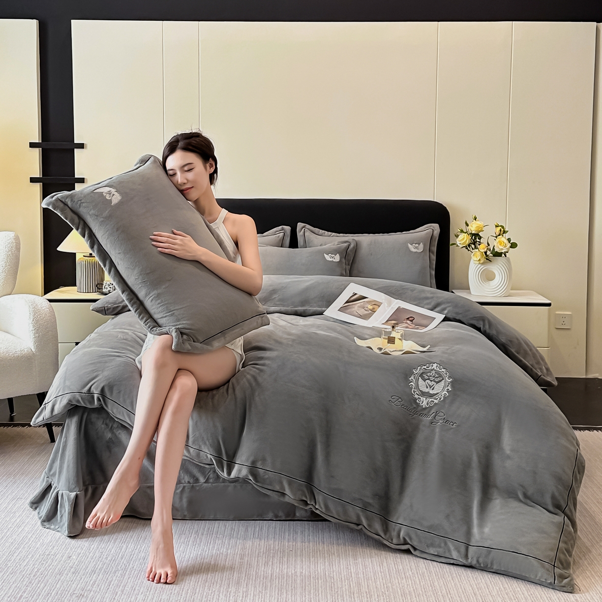 91家纺网 家纺一手货源 找家纺 富米莱（原臻工厂） 2025新款高克重高端刺绣牛奶绒天鹅之恋床盖床单四件套 绒天鹅之恋-经典灰