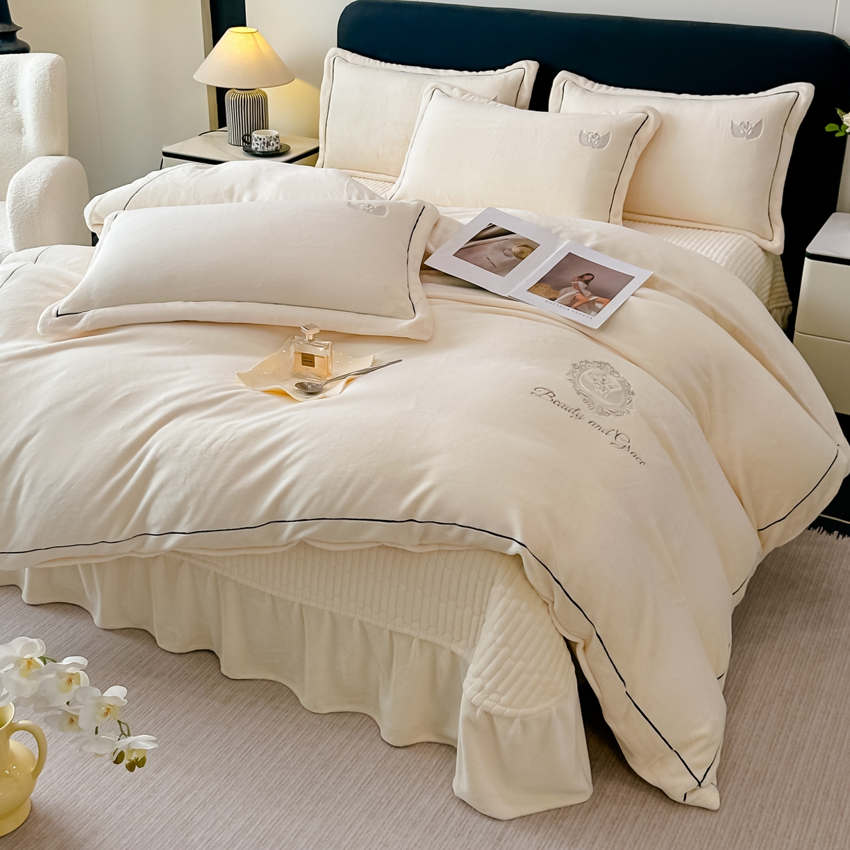 91家纺网 家纺一手货源 找家纺 富米莱（原臻工厂） 2025新款高克重高端刺绣牛奶绒天鹅之恋床盖床单四件套 绒天鹅之恋-奶昔白