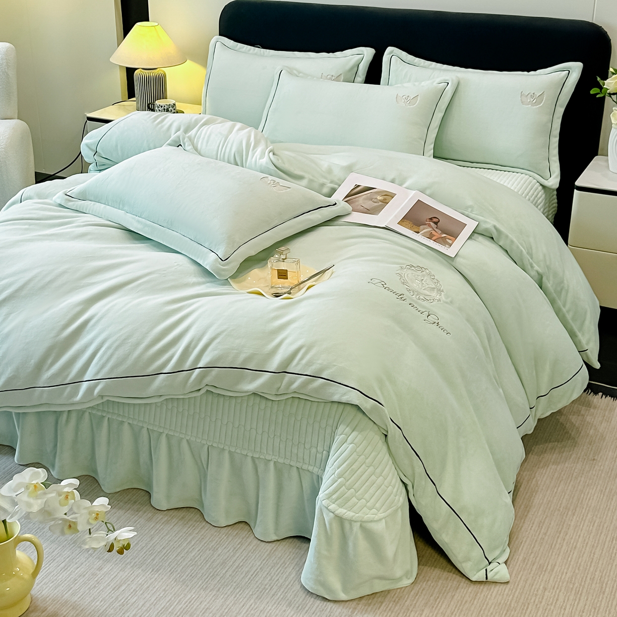 91家纺网 家纺一手货源 找家纺 富米莱（原臻工厂） 2025新款高克重高端刺绣牛奶绒天鹅之恋床盖床单四件套 绒天鹅之恋-柳绿