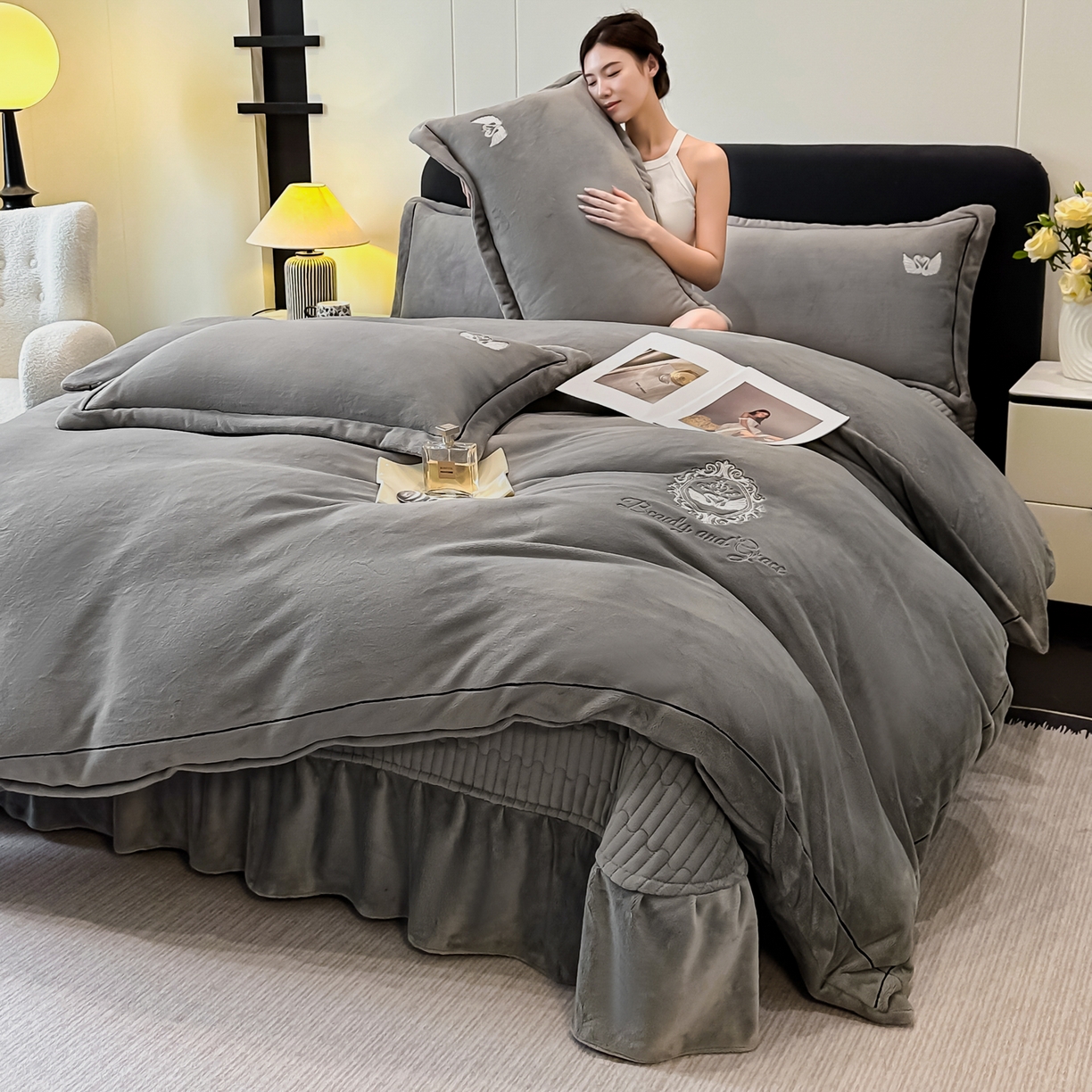 91家纺网 家纺一手货源 找家纺 （总）富米莱（原臻工厂） 2025新款高克重高端刺绣牛奶绒天鹅之恋床盖床单四件套