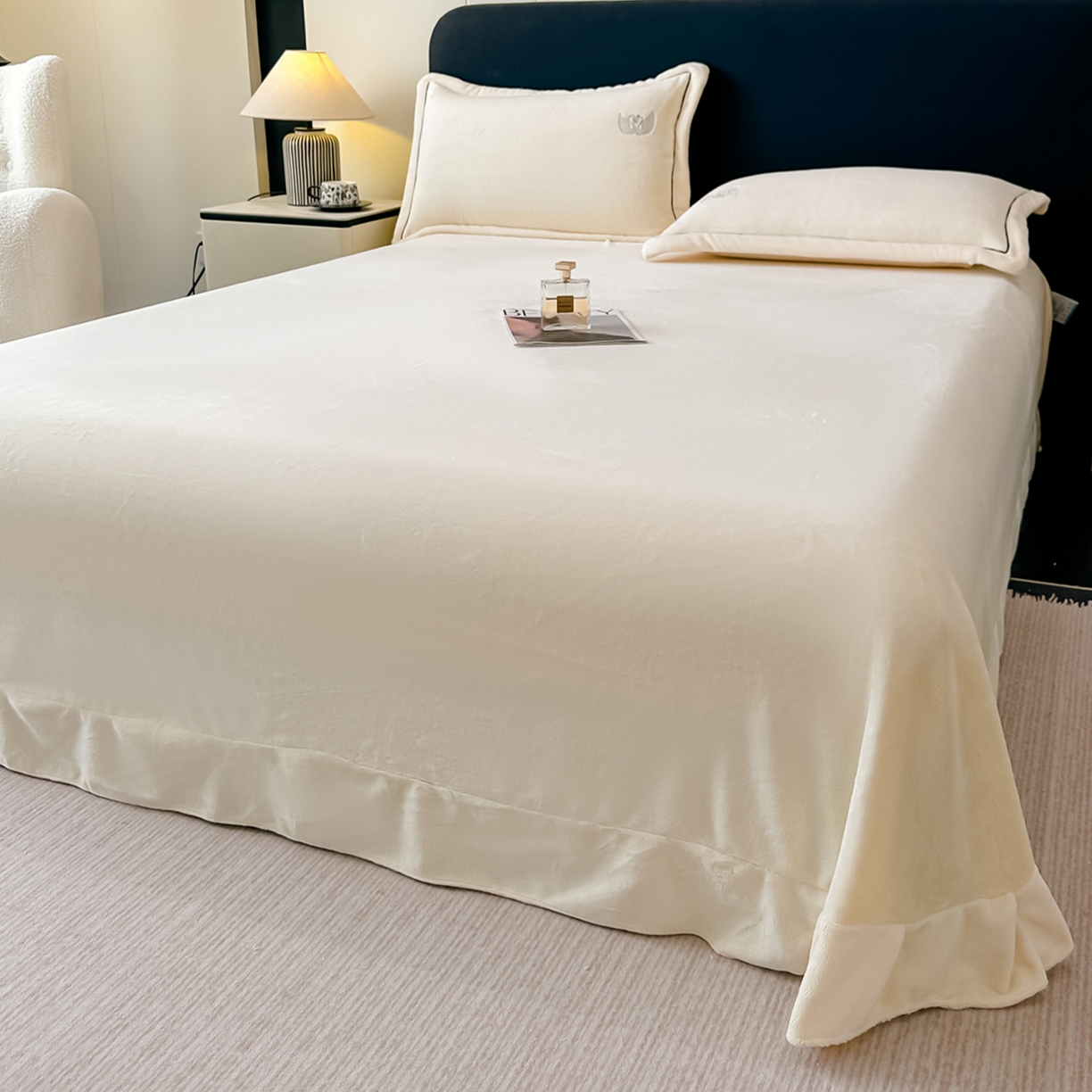 91家纺网 家纺一手货源 找家纺 富米莱（原臻工厂） 2025新款高克重高端刺绣牛奶绒天鹅之恋床盖床单四件套 绒天鹅之恋-奶昔白