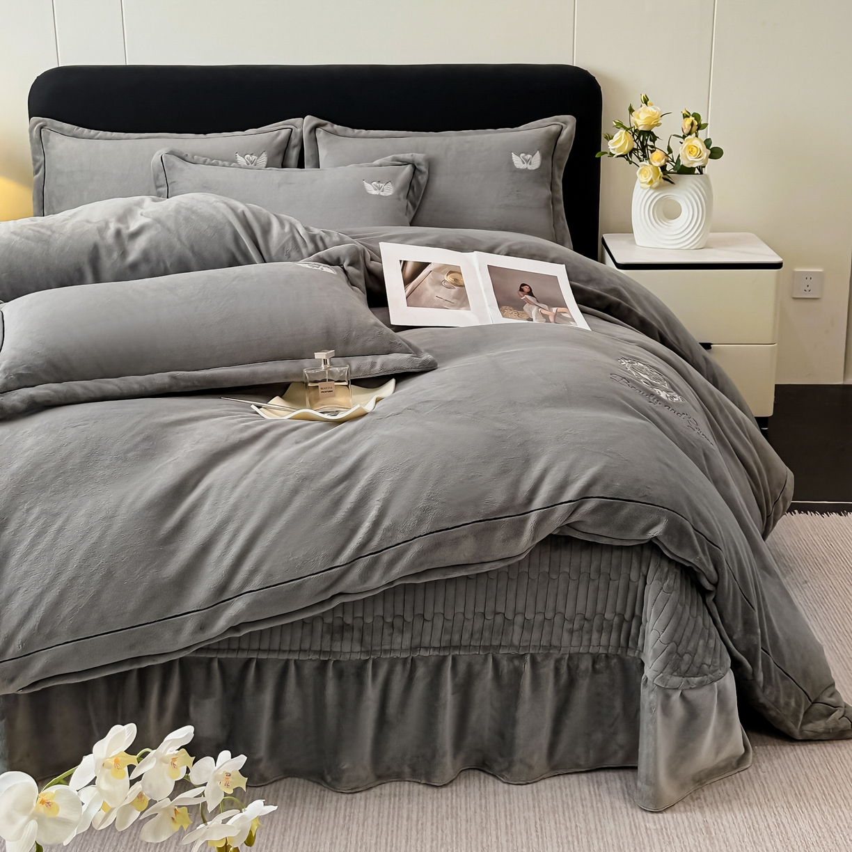 91家纺网 家纺一手货源 找家纺 富米莱（原臻工厂） 2025新款高克重高端刺绣牛奶绒天鹅之恋床盖床单四件套 绒天鹅之恋-经典灰