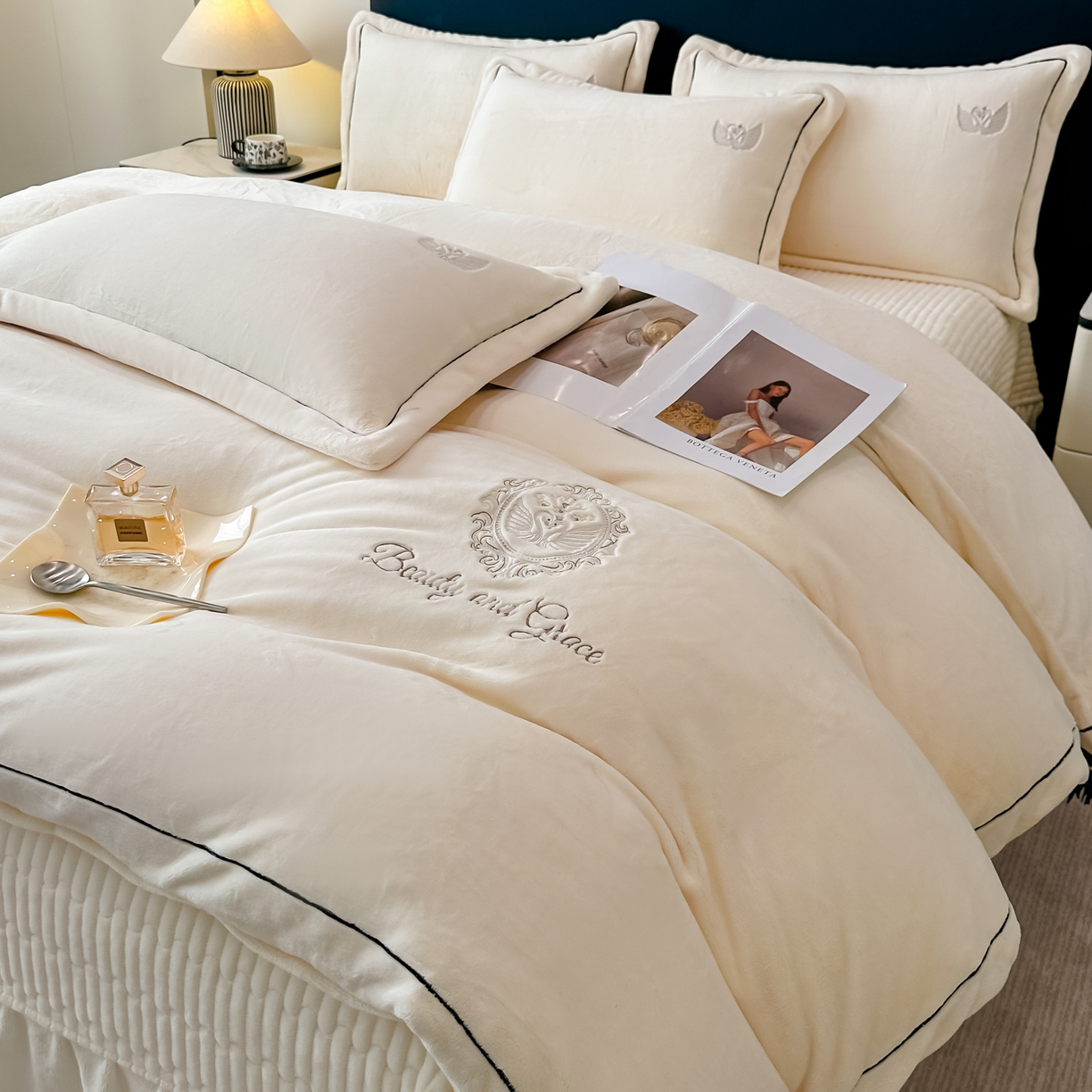 91家纺网 家纺一手货源 找家纺 富米莱（原臻工厂） 2025新款高克重高端刺绣牛奶绒天鹅之恋床盖床单四件套 绒天鹅之恋-奶昔白