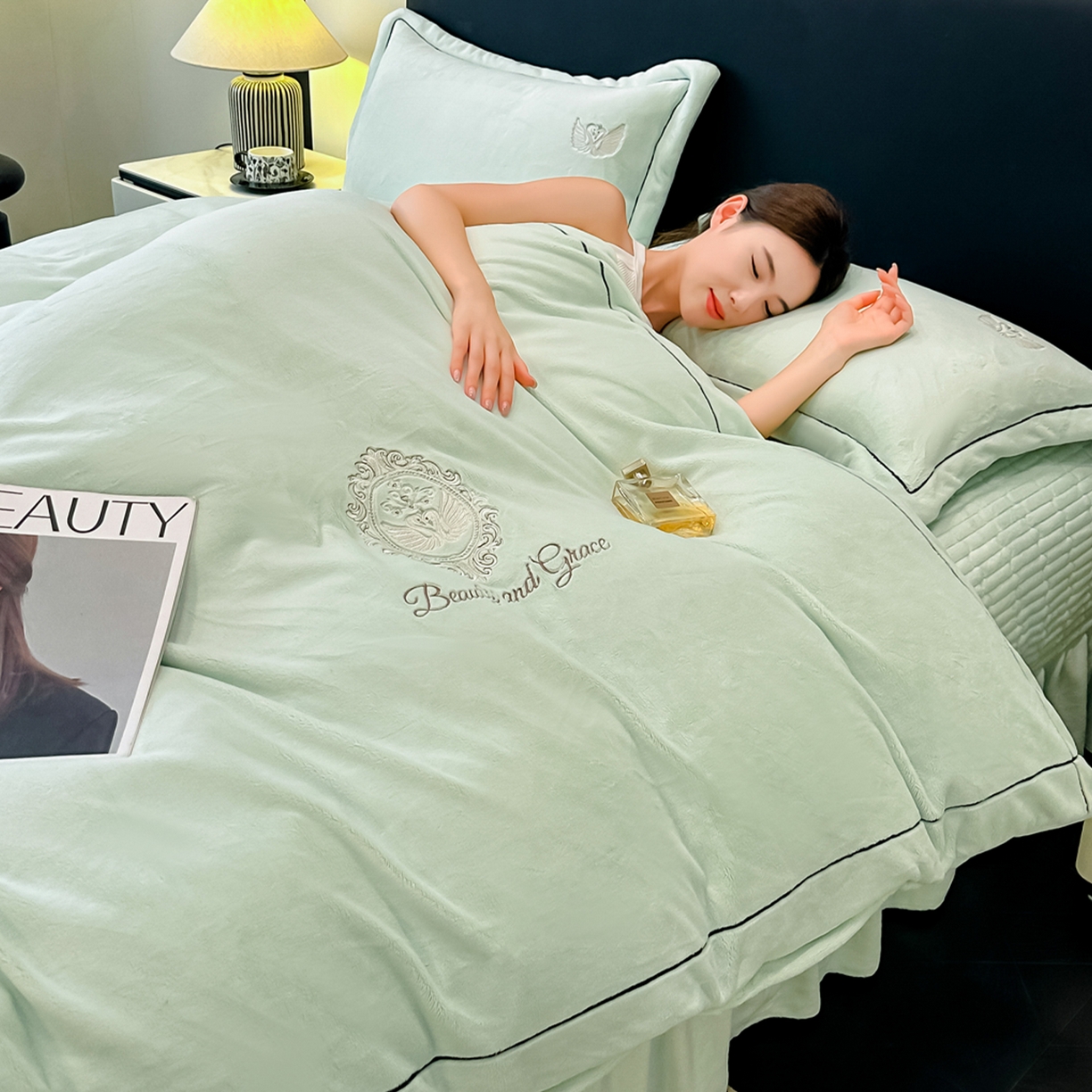 91家纺网 家纺一手货源 找家纺 富米莱（原臻工厂） 2025新款高克重高端刺绣牛奶绒天鹅之恋床盖床单四件套 绒天鹅之恋-柳绿