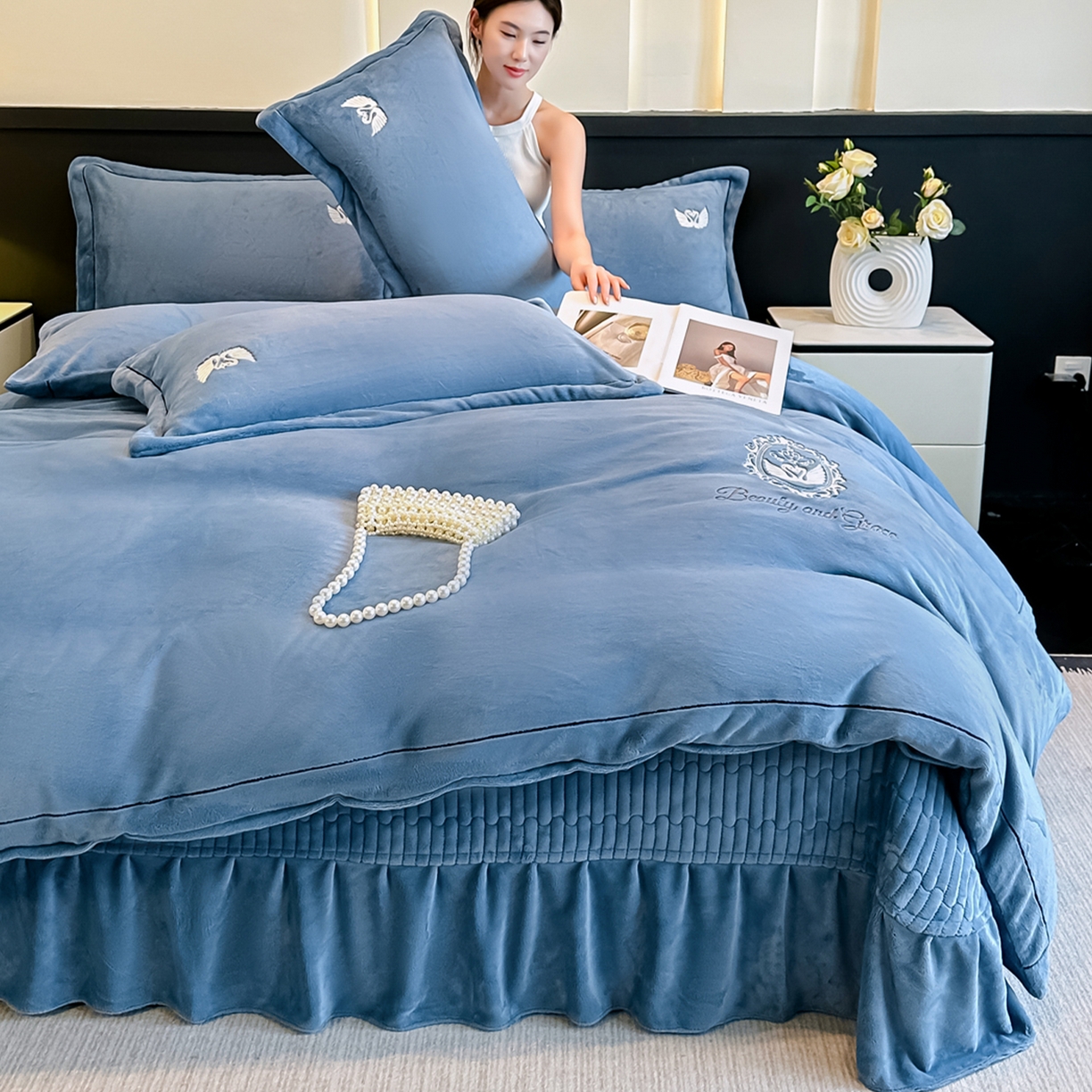 91家纺网 家纺一手货源 找家纺 （总）富米莱（原臻工厂） 2025新款高克重高端刺绣牛奶绒天鹅之恋床盖床单四件套