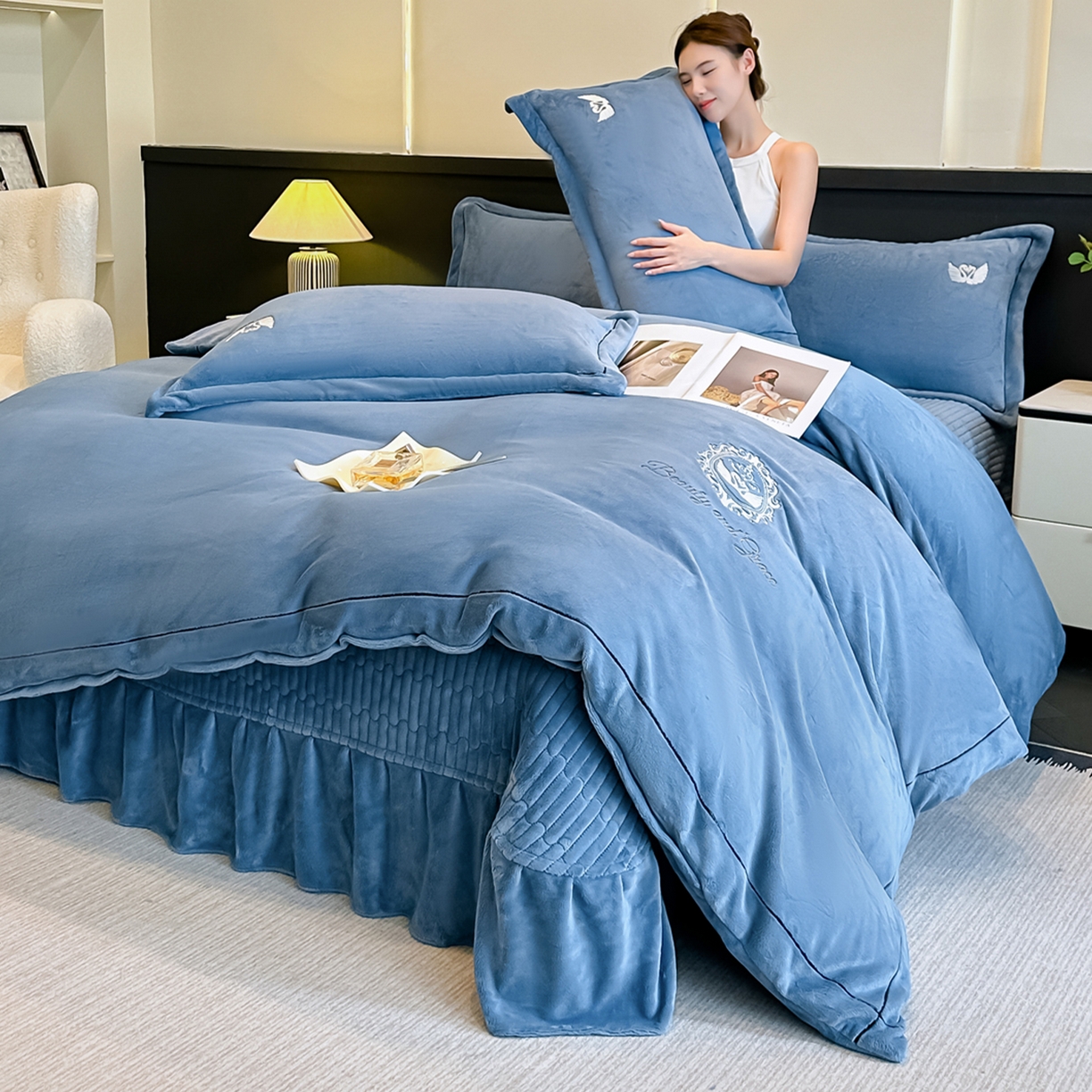 91家纺网 家纺一手货源 找家纺 富米莱（原臻工厂） 2025新款高克重高端刺绣牛奶绒天鹅之恋床盖床单四件套 绒天鹅之恋-宾利蓝