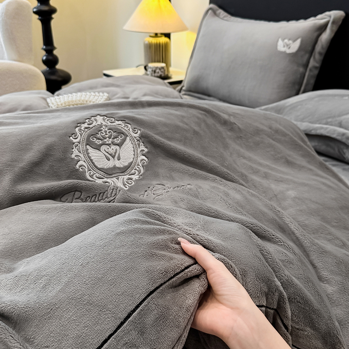 91家纺网 家纺一手货源 找家纺 富米莱（原臻工厂） 2025新款高克重高端刺绣牛奶绒天鹅之恋床盖床单四件套 绒天鹅之恋-经典灰