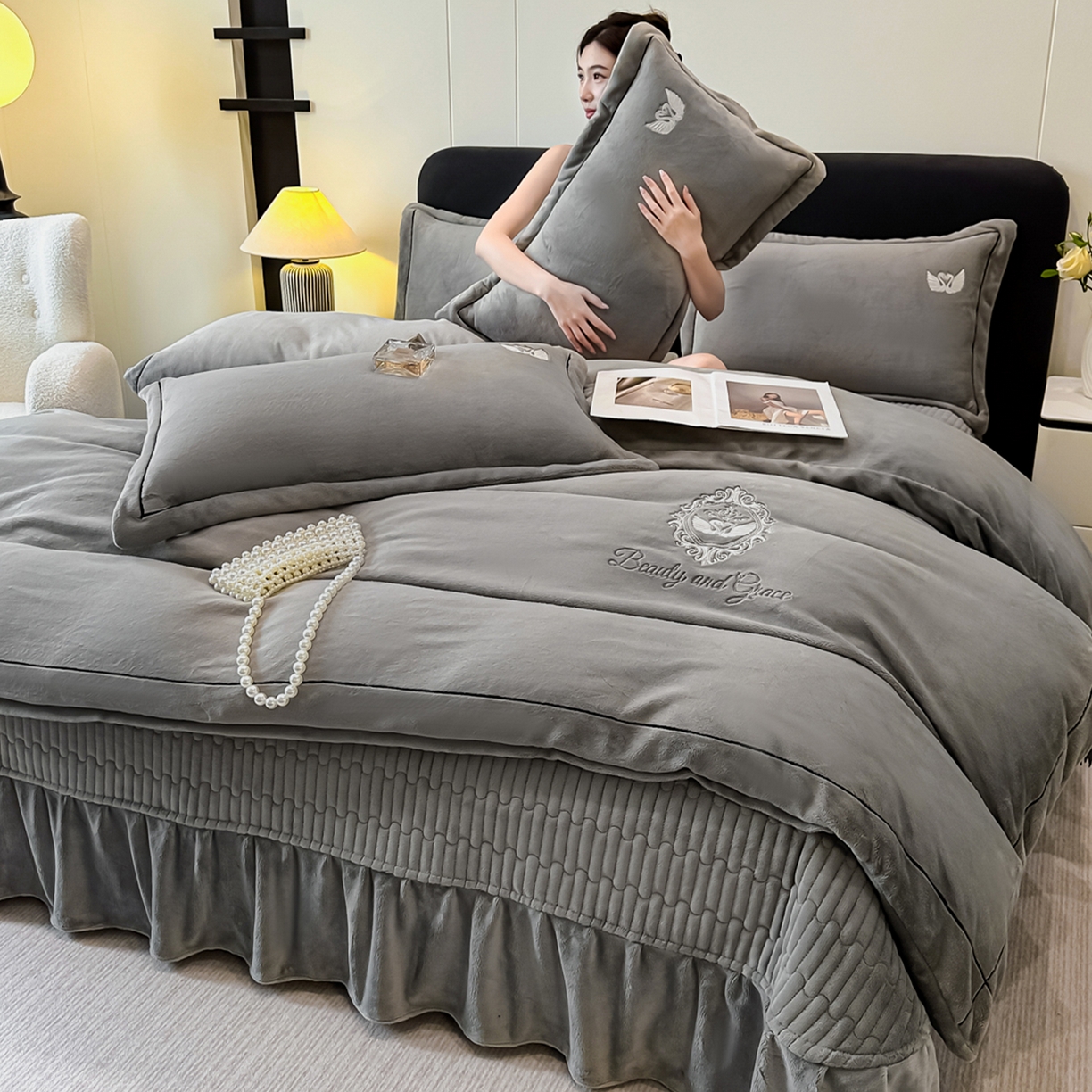 91家纺网 家纺一手货源 找家纺 富米莱（原臻工厂） 2025新款高克重高端刺绣牛奶绒天鹅之恋床盖床单四件套 绒天鹅之恋-经典灰