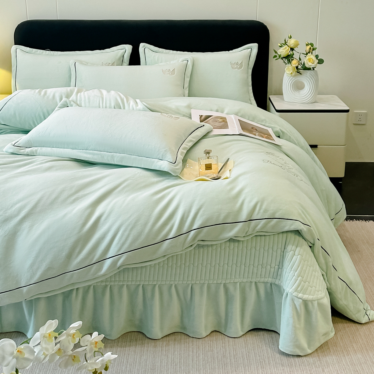 91家纺网 家纺一手货源 找家纺 富米莱（原臻工厂） 2025新款高克重高端刺绣牛奶绒天鹅之恋床盖床单四件套 绒天鹅之恋-柳绿