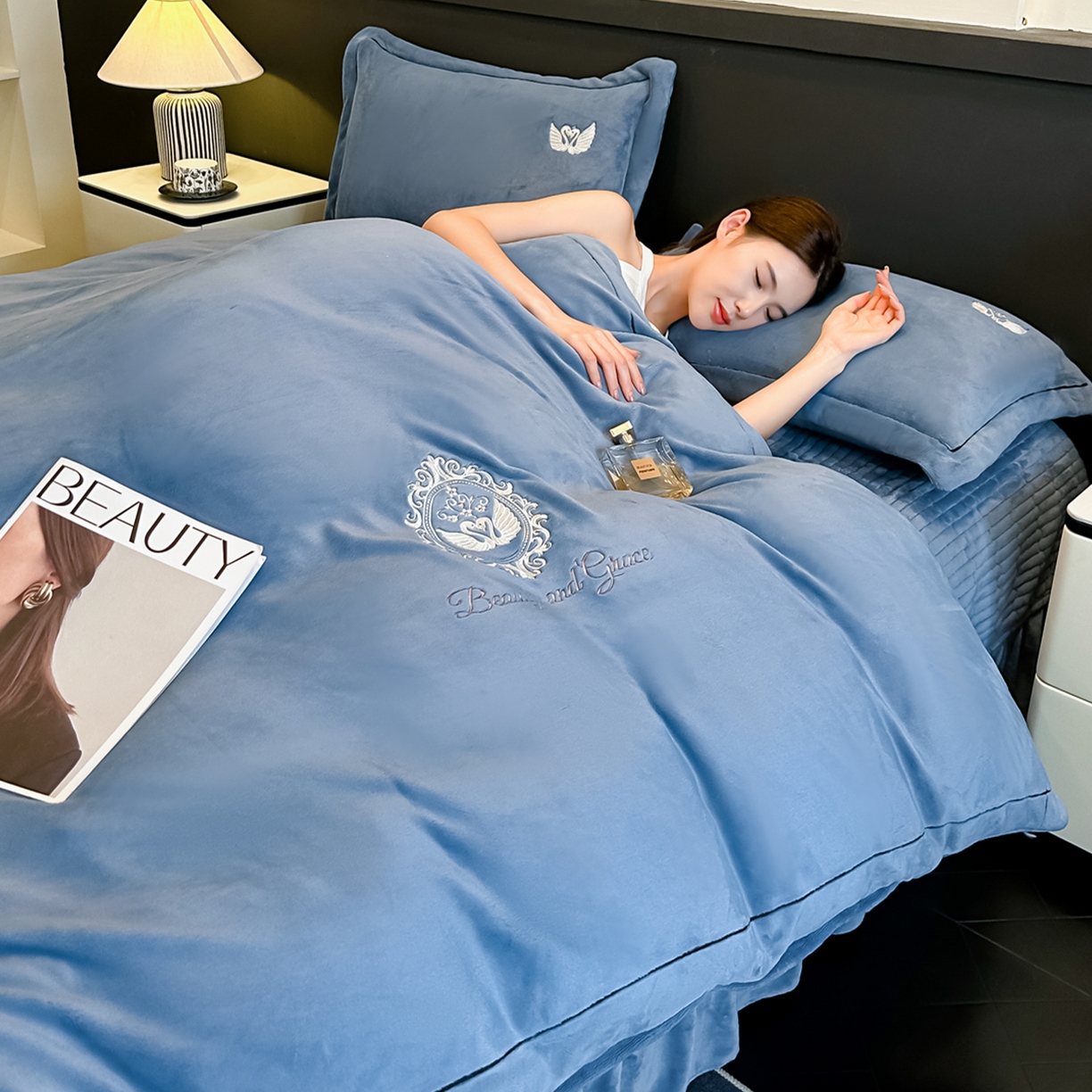 91家纺网 家纺一手货源 找家纺 （总）富米莱（原臻工厂） 2025新款高克重高端刺绣牛奶绒天鹅之恋床盖床单四件套