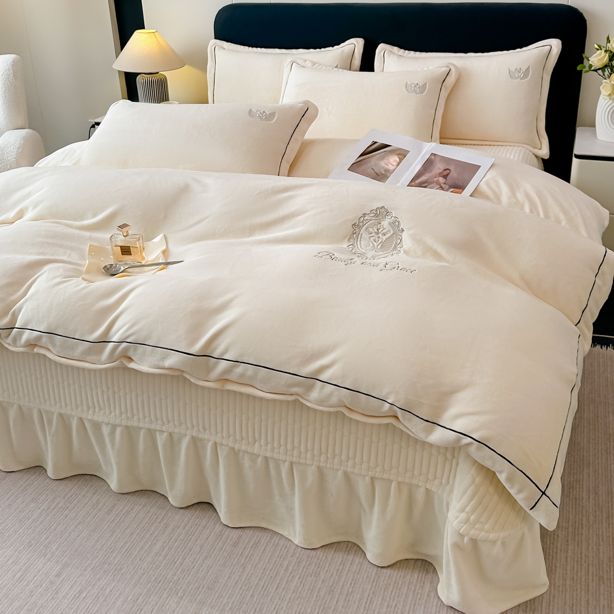 91家纺网 家纺一手货源 找家纺 富米莱（原臻工厂） 2025新款高克重高端刺绣牛奶绒天鹅之恋床盖床单四件套 绒天鹅之恋-奶昔白