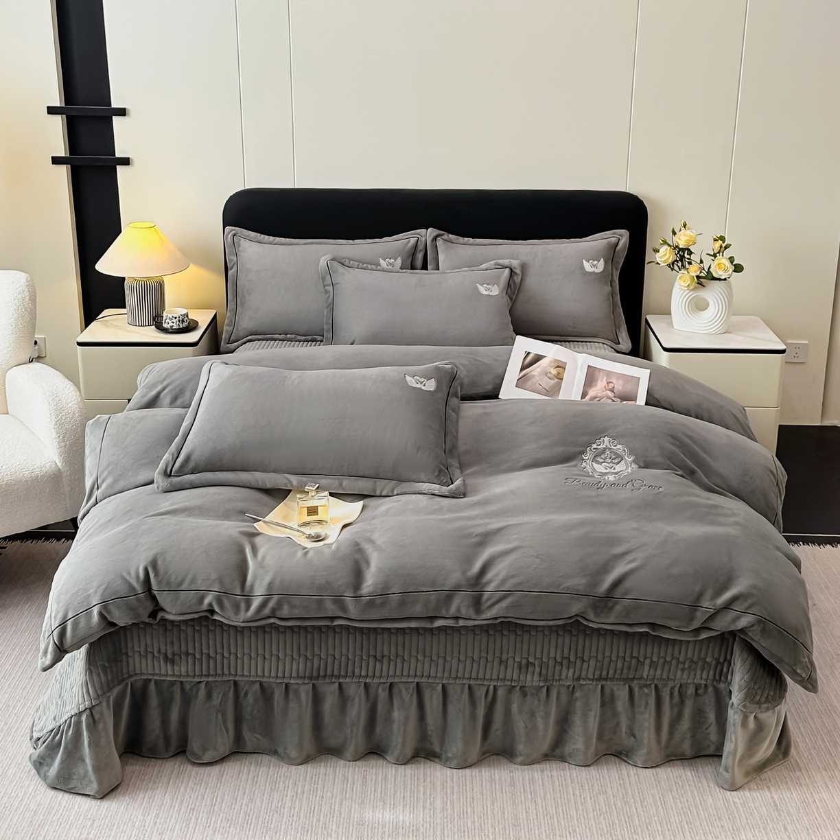 91家纺网 家纺一手货源 找家纺 富米莱（原臻工厂） 2025新款高克重高端刺绣牛奶绒天鹅之恋床盖床单四件套 绒天鹅之恋-经典灰