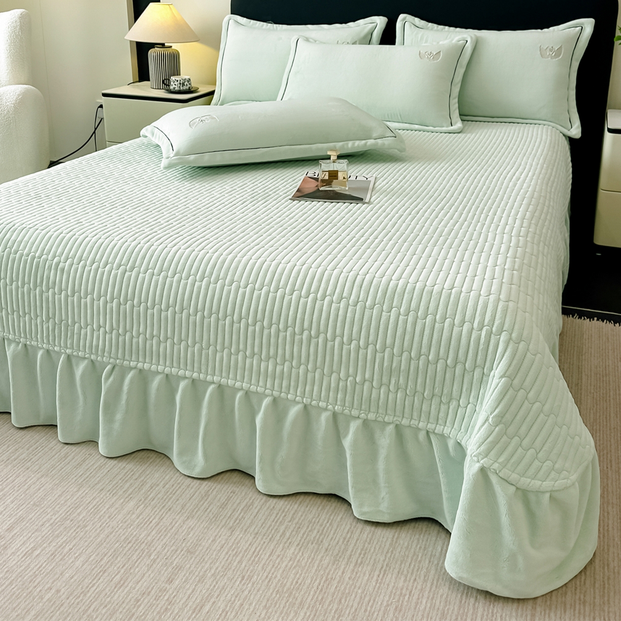 91家纺网 家纺一手货源 找家纺 富米莱（原臻工厂） 2025新款高克重高端刺绣牛奶绒天鹅之恋床盖床单四件套 绒天鹅之恋-柳绿