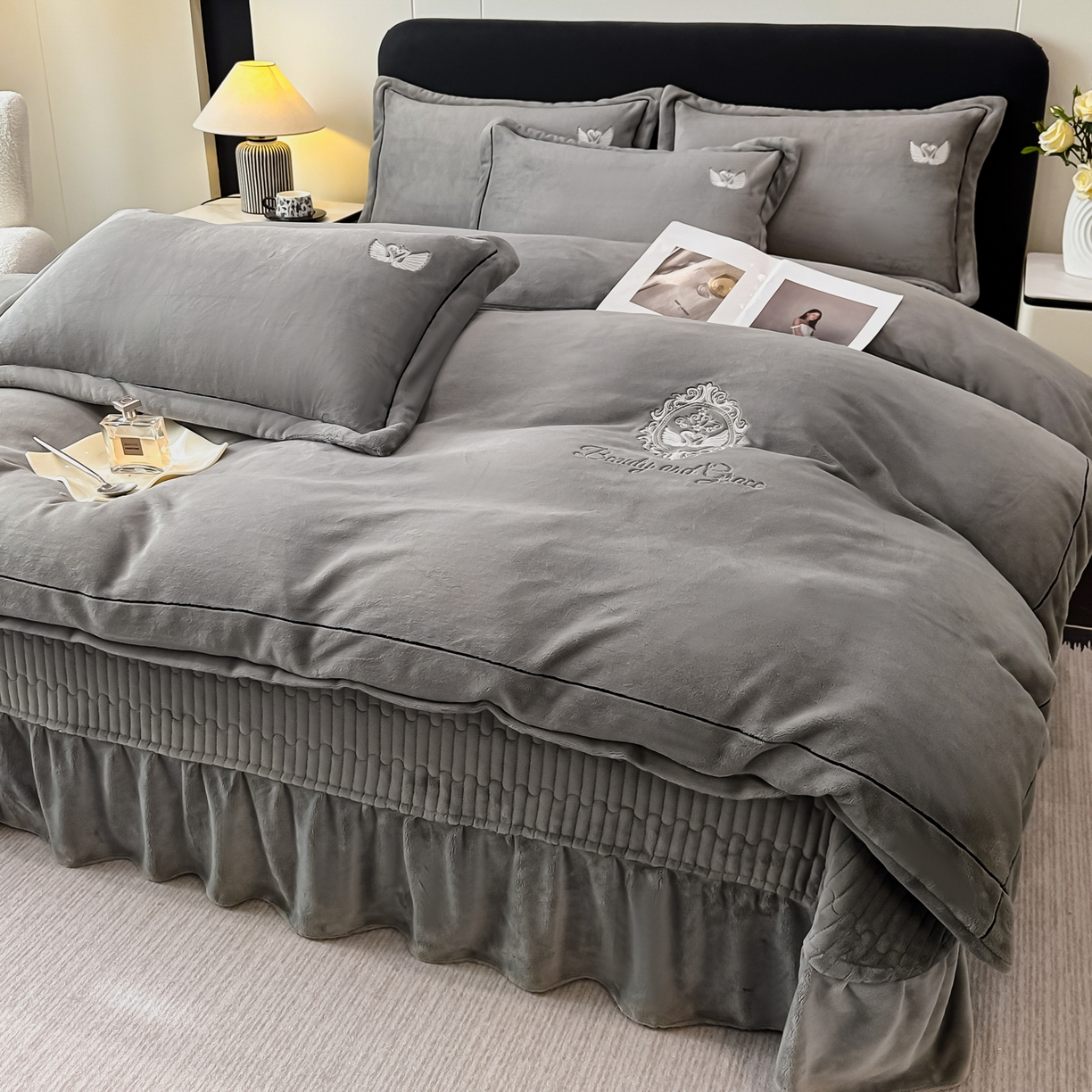 91家纺网 家纺一手货源 找家纺 富米莱（原臻工厂） 2025新款高克重高端刺绣牛奶绒天鹅之恋床盖床单四件套 绒天鹅之恋-经典灰