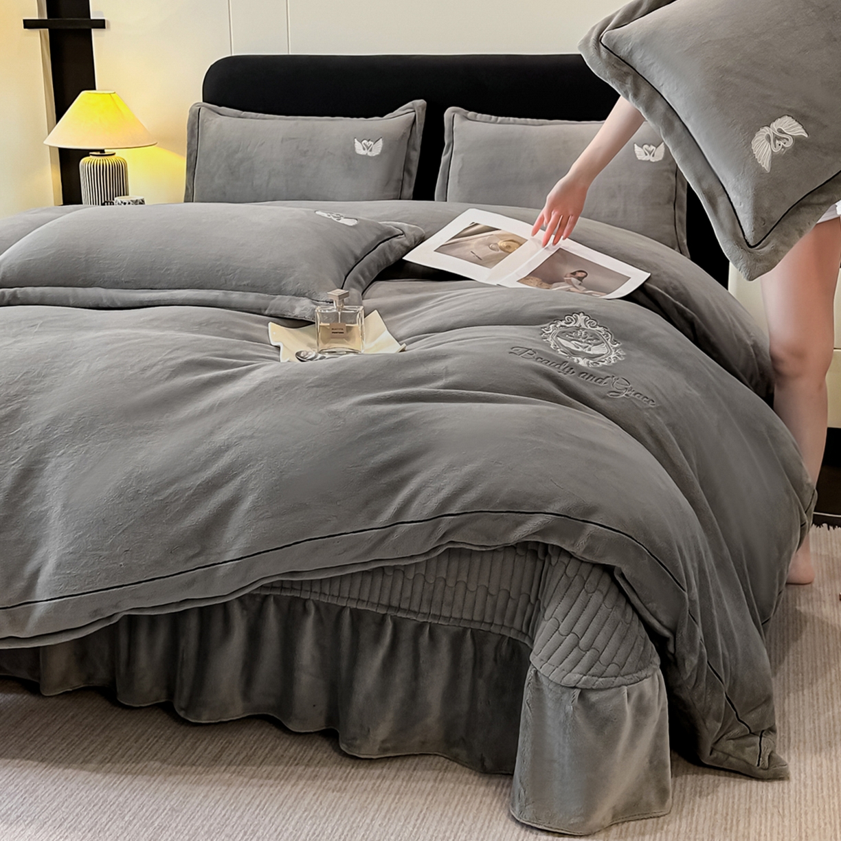 91家纺网 家纺一手货源 找家纺 富米莱（原臻工厂） 2025新款高克重高端刺绣牛奶绒天鹅之恋床盖床单四件套 绒天鹅之恋-经典灰