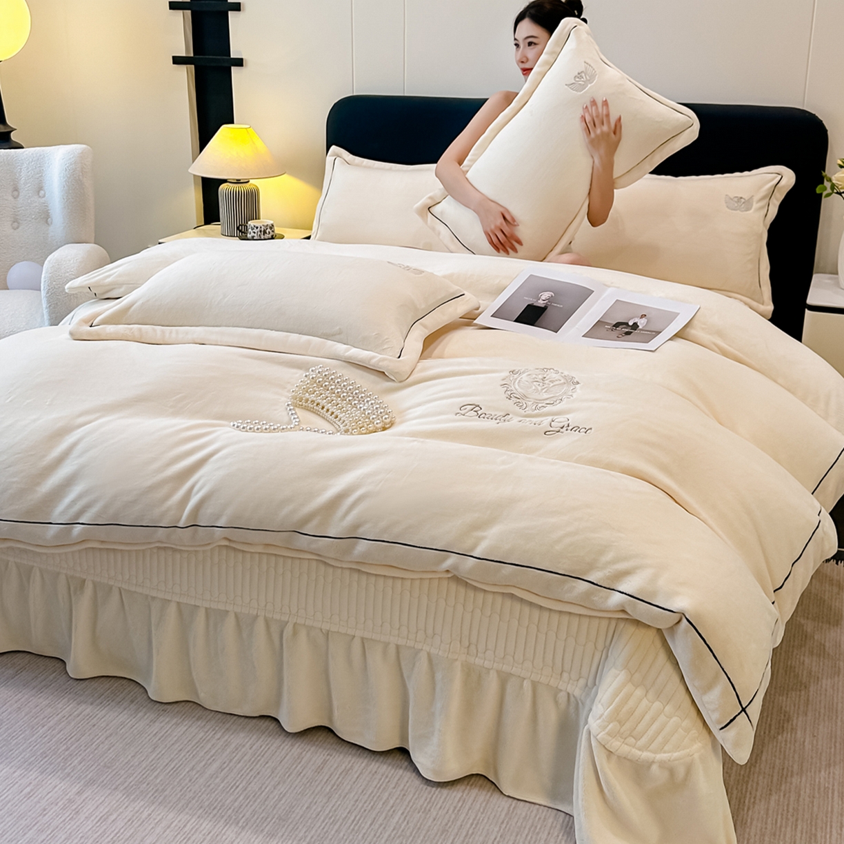 91家纺网 家纺一手货源 找家纺 富米莱（原臻工厂） 2025新款高克重高端刺绣牛奶绒天鹅之恋床盖床单四件套 绒天鹅之恋-奶昔白