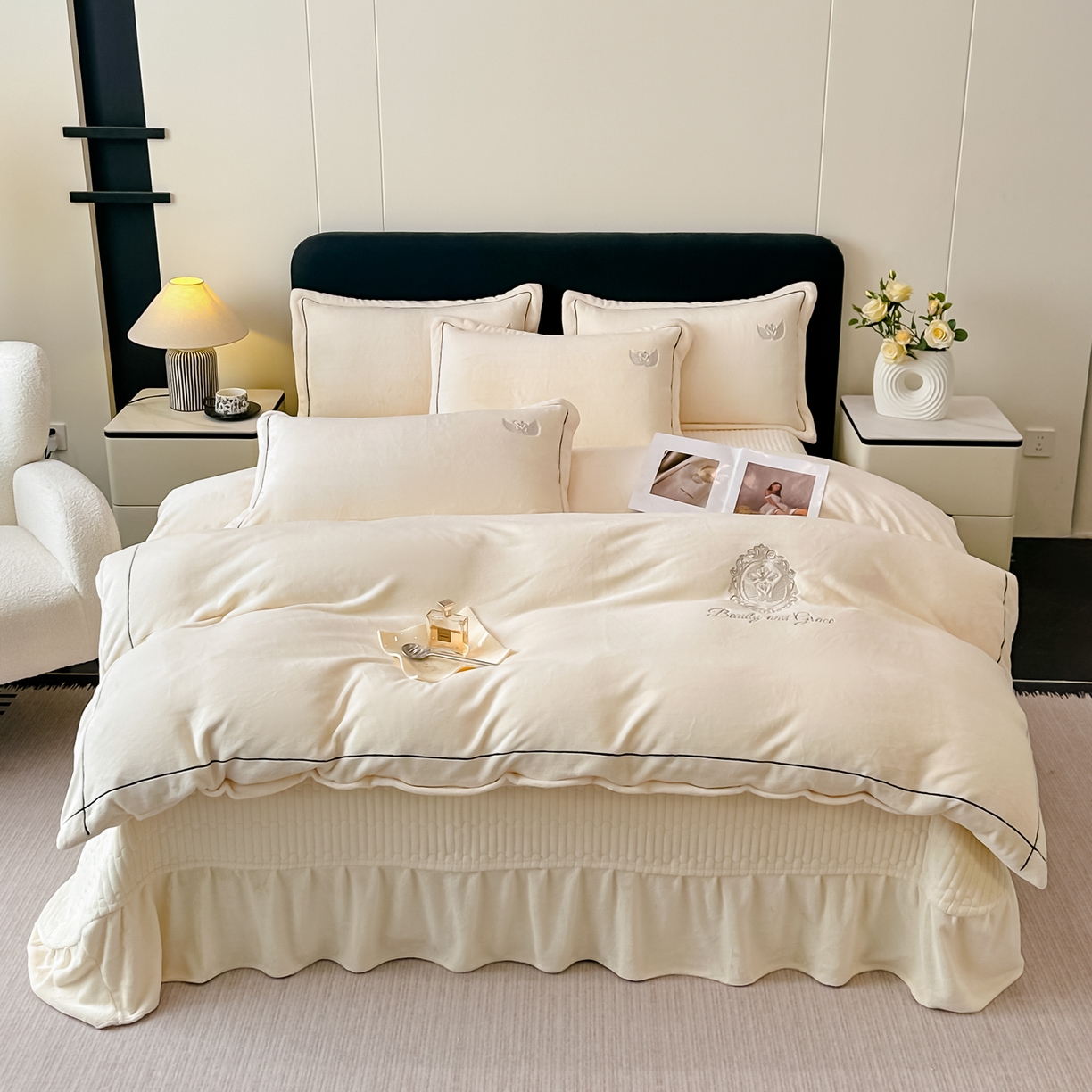 91家纺网 家纺一手货源 找家纺 富米莱（原臻工厂） 2025新款高克重高端刺绣牛奶绒天鹅之恋床盖床单四件套 绒天鹅之恋-奶昔白