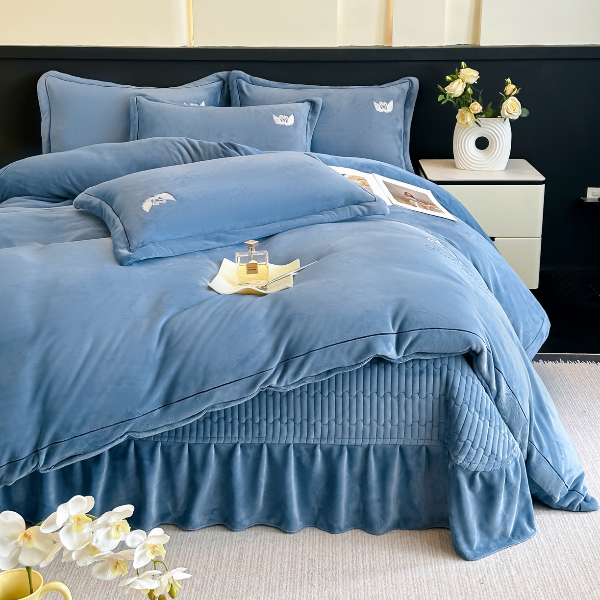 91家纺网 家纺一手货源 找家纺 富米莱（原臻工厂） 2025新款高克重高端刺绣牛奶绒天鹅之恋床盖床单四件套 绒天鹅之恋-宾利蓝
