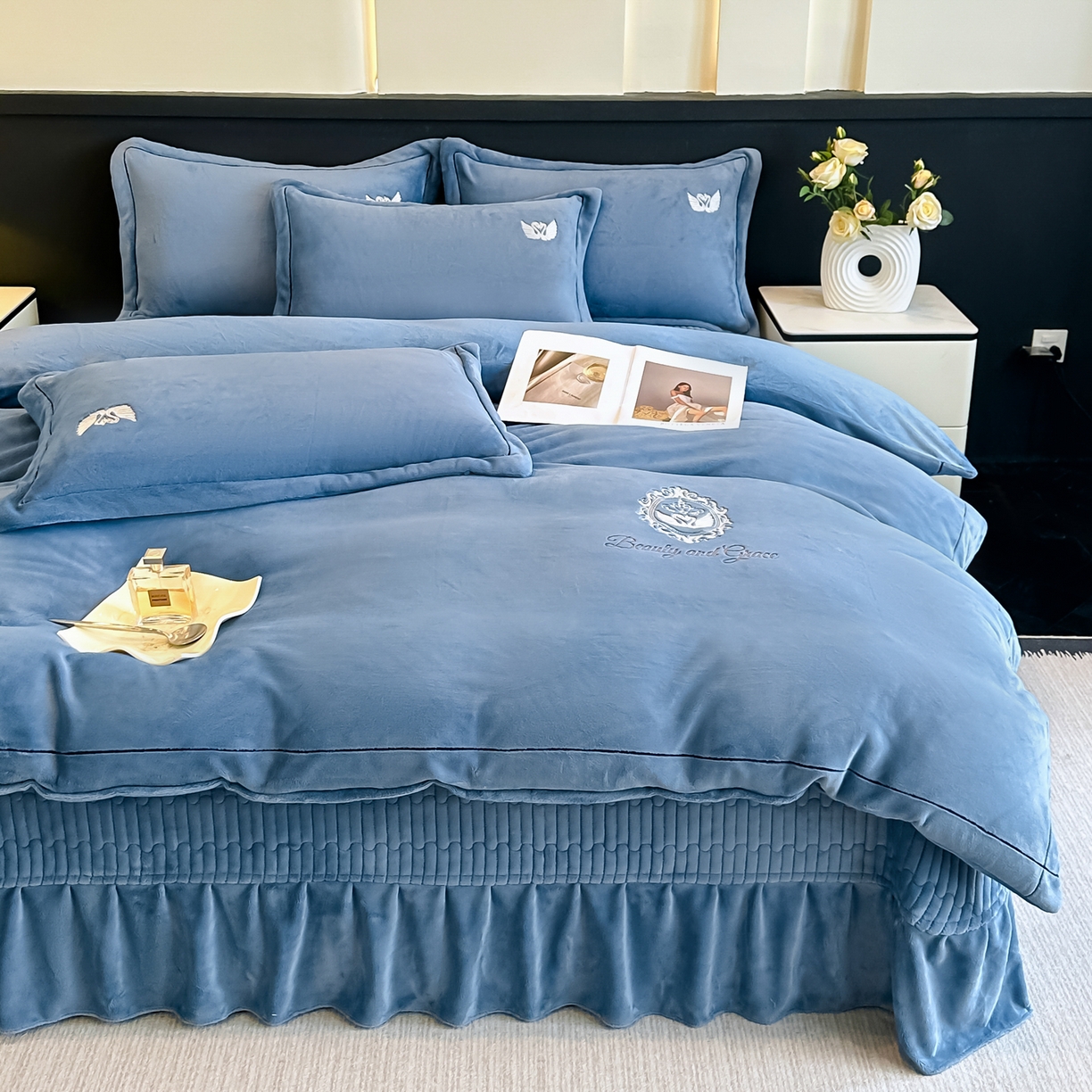 91家纺网 家纺一手货源 找家纺 富米莱（原臻工厂） 2025新款高克重高端刺绣牛奶绒天鹅之恋床盖床单四件套 绒天鹅之恋-宾利蓝