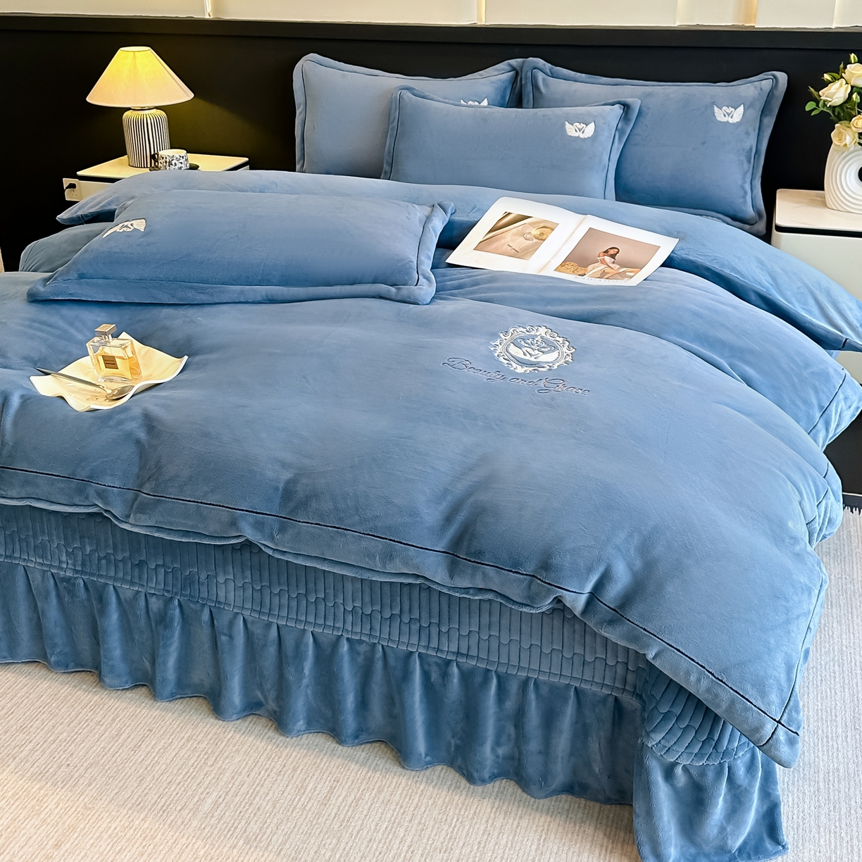 91家纺网 家纺一手货源 找家纺 富米莱（原臻工厂） 2025新款高克重高端刺绣牛奶绒天鹅之恋床盖床单四件套 绒天鹅之恋-宾利蓝