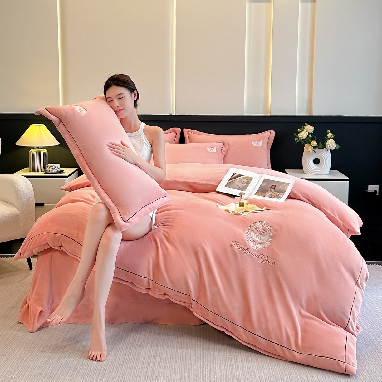 91家纺网 家纺一手货源 找家纺 富米莱（原臻工厂） 2025新款高克重高端刺绣牛奶绒天鹅之恋床盖床单四件套 绒天鹅之恋-橙意粉