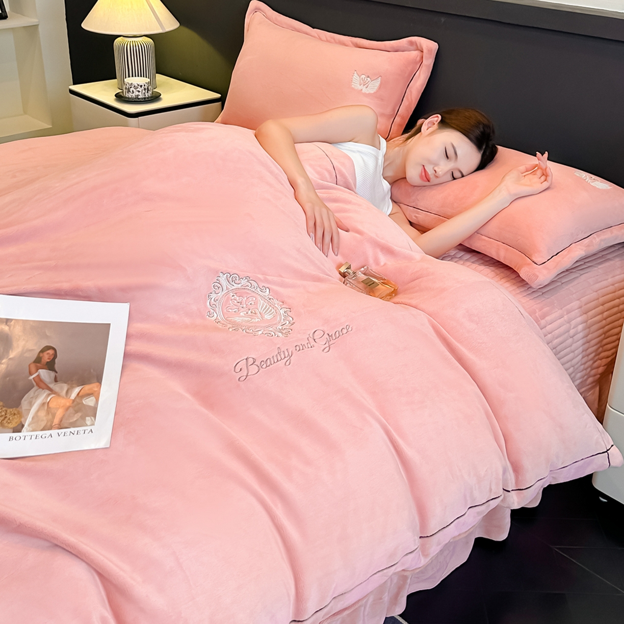 91家纺网 家纺一手货源 找家纺 富米莱（原臻工厂） 2025新款高克重高端刺绣牛奶绒天鹅之恋床盖床单四件套 绒天鹅之恋-橙意粉