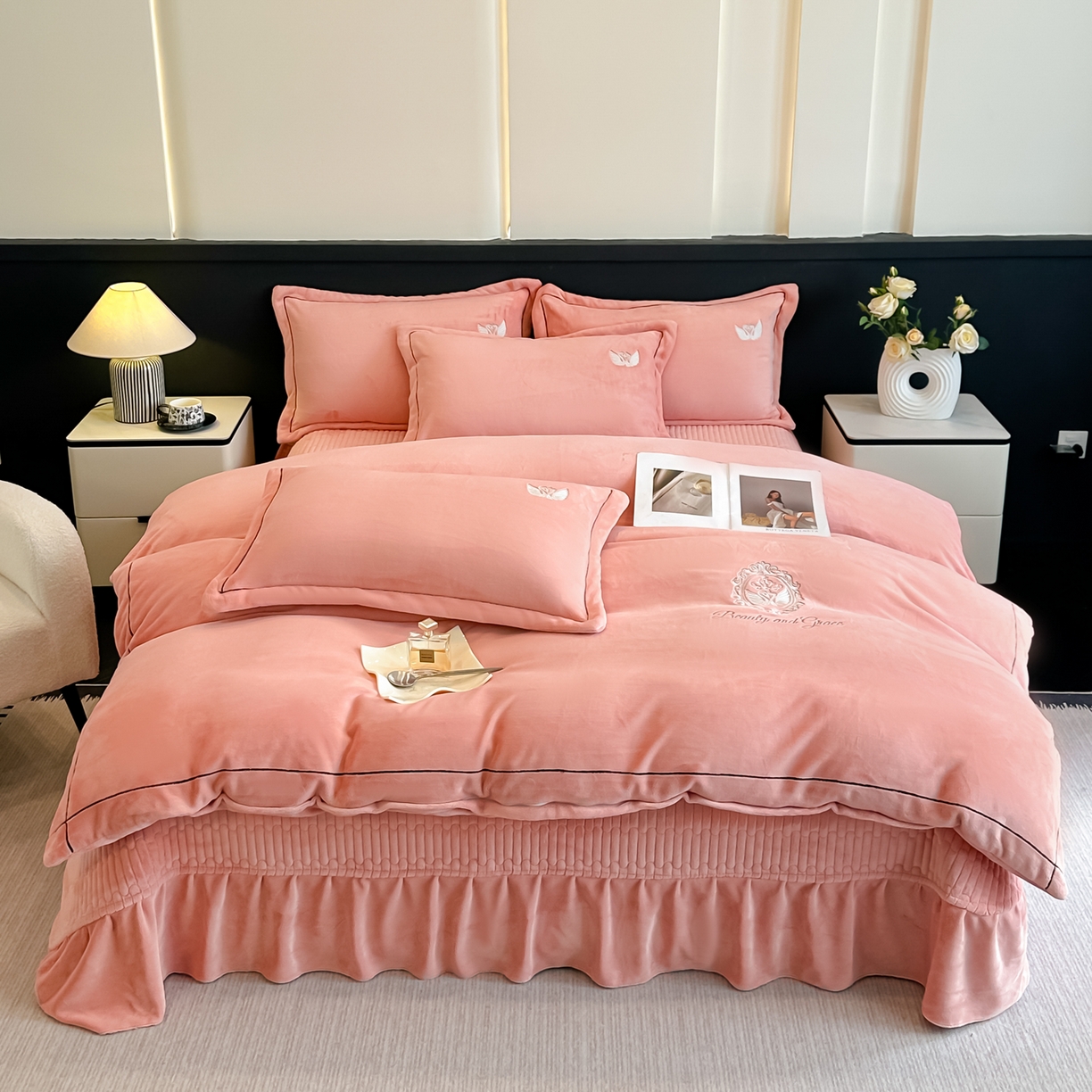 91家纺网 家纺一手货源 找家纺 富米莱（原臻工厂） 2025新款高克重高端刺绣牛奶绒天鹅之恋床盖床单四件套 绒天鹅之恋-橙意粉