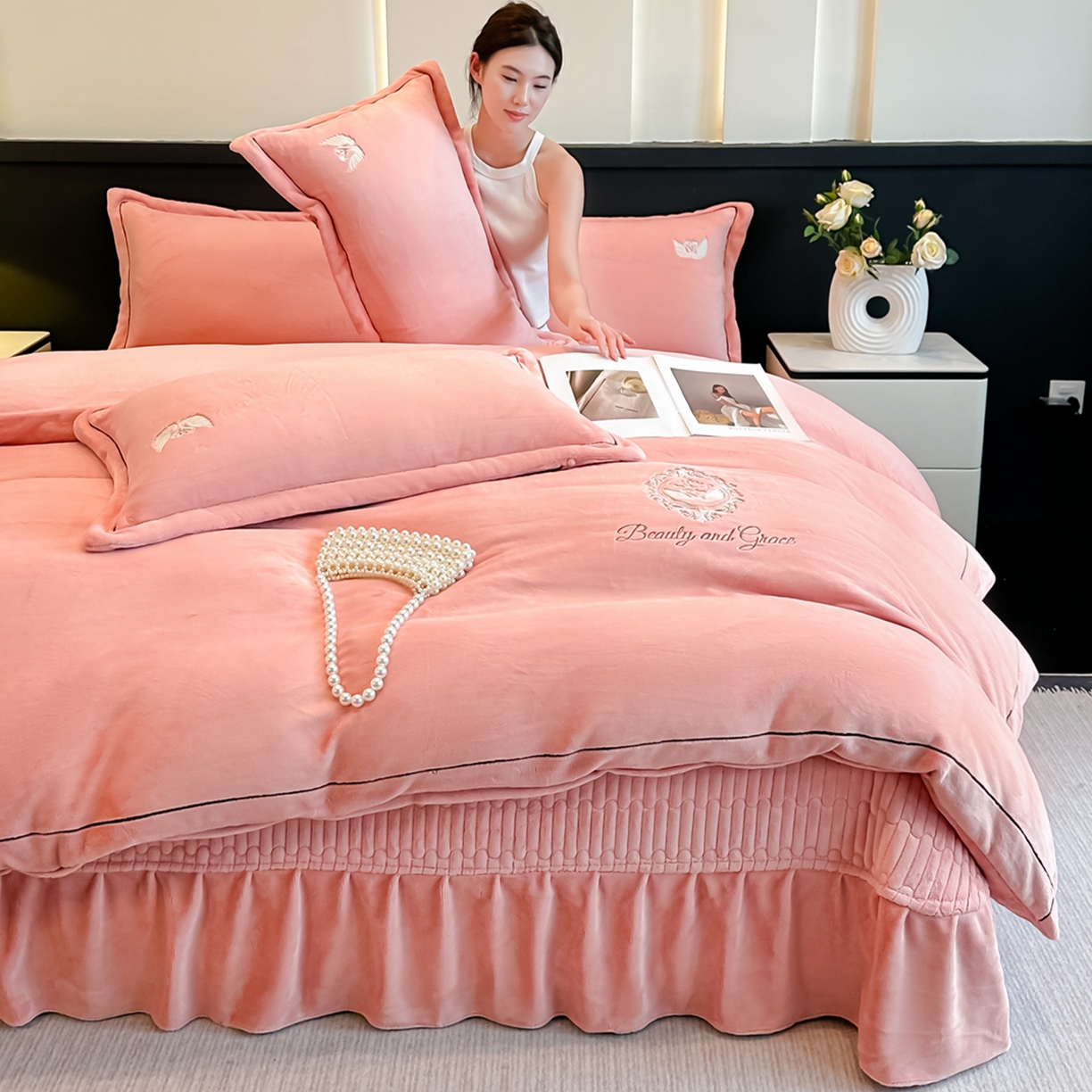 91家纺网 家纺一手货源 找家纺 富米莱（原臻工厂） 2025新款高克重高端刺绣牛奶绒天鹅之恋床盖床单四件套 绒天鹅之恋-橙意粉