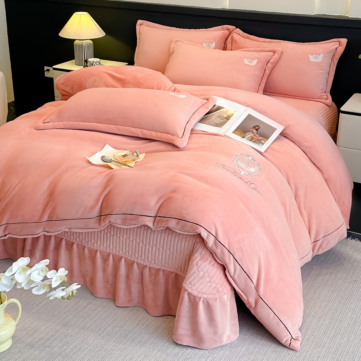 91家纺网 家纺一手货源 找家纺 富米莱（原臻工厂） 2025新款高克重高端刺绣牛奶绒天鹅之恋床盖床单四件套 绒天鹅之恋-橙意粉