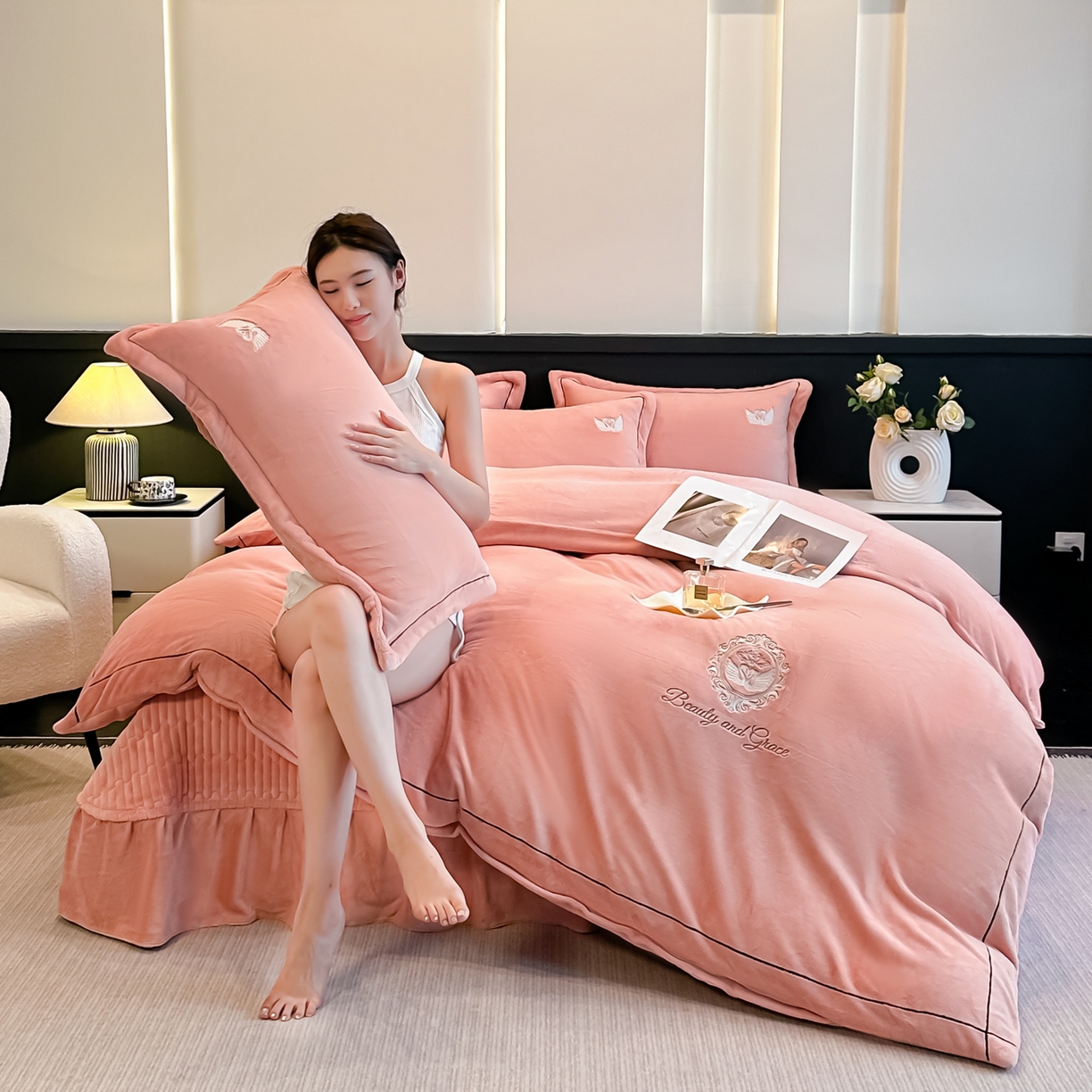 91家纺网 家纺一手货源 找家纺 富米莱（原臻工厂） 2025新款高克重高端刺绣牛奶绒天鹅之恋床盖床单四件套 绒天鹅之恋-橙意粉