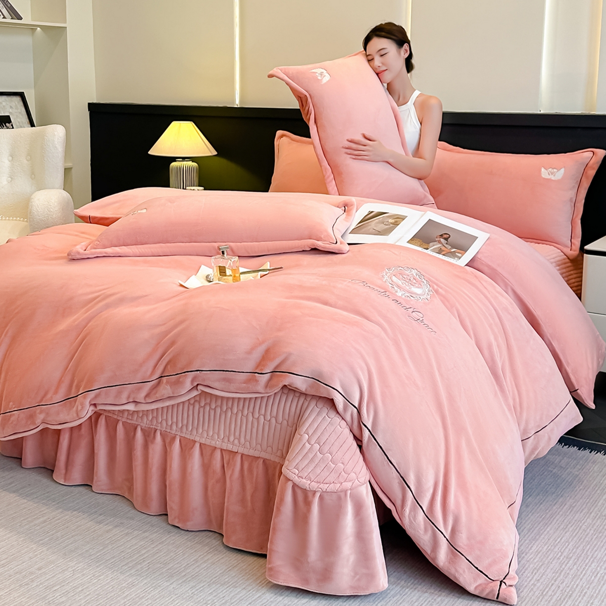 91家纺网 家纺一手货源 找家纺 富米莱（原臻工厂） 2025新款高克重高端刺绣牛奶绒天鹅之恋床盖床单四件套 绒天鹅之恋-橙意粉