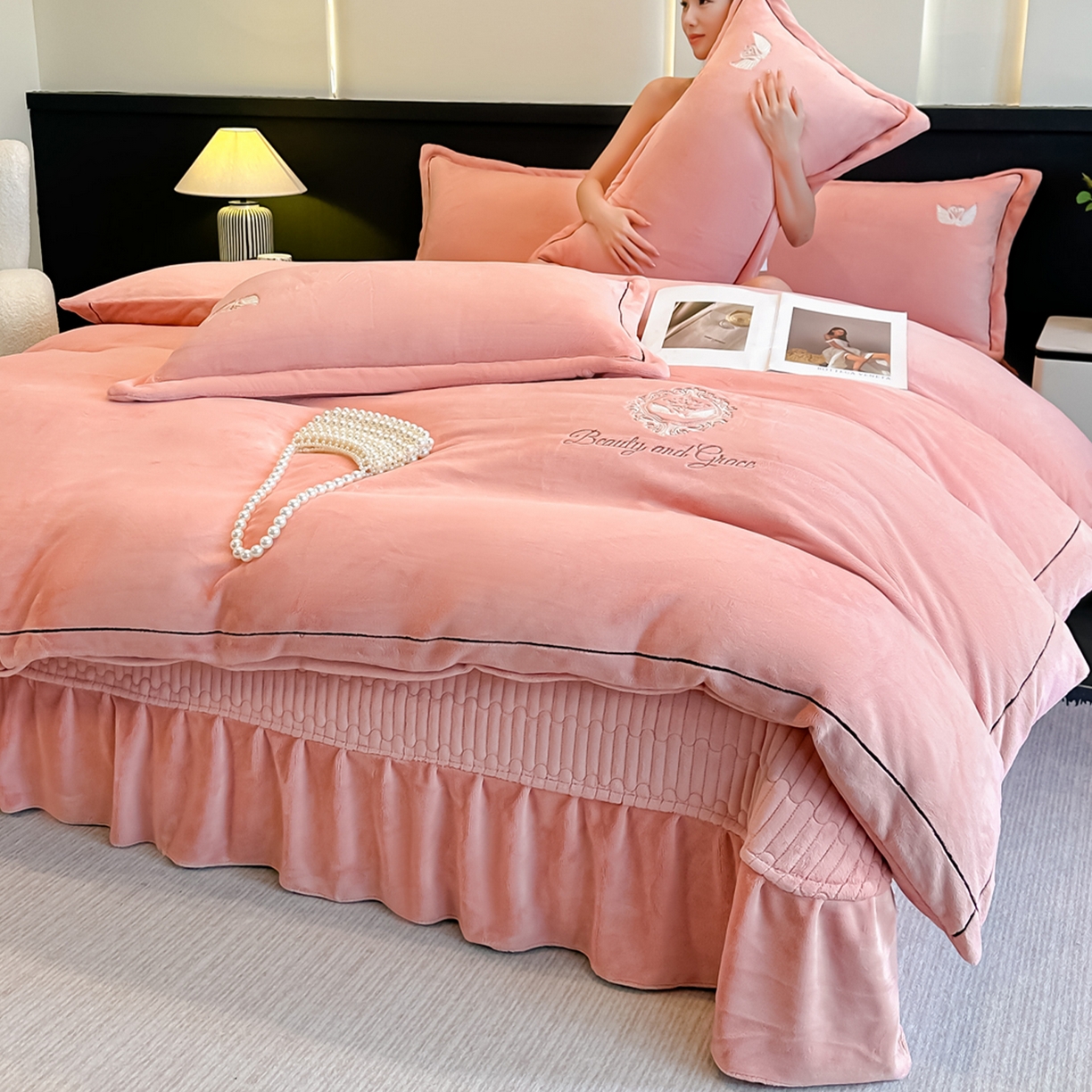 91家纺网 家纺一手货源 找家纺 富米莱（原臻工厂） 2025新款高克重高端刺绣牛奶绒天鹅之恋床盖床单四件套 绒天鹅之恋-橙意粉