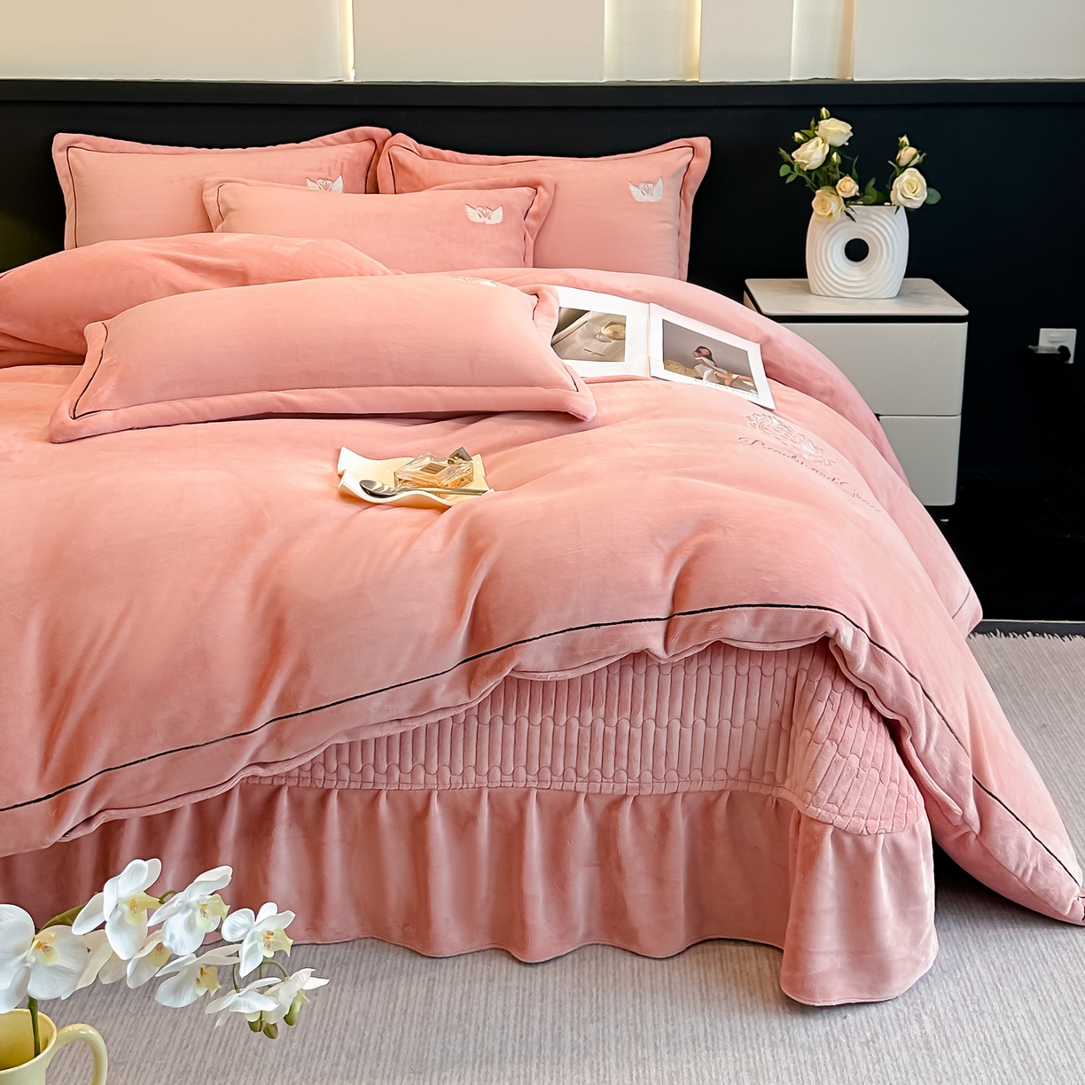 91家纺网 家纺一手货源 找家纺 富米莱（原臻工厂） 2025新款高克重高端刺绣牛奶绒天鹅之恋床盖床单四件套 绒天鹅之恋-橙意粉