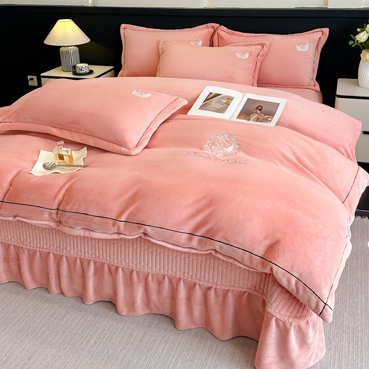 91家纺网 家纺一手货源 找家纺 富米莱（原臻工厂） 2025新款高克重高端刺绣牛奶绒天鹅之恋床盖床单四件套 绒天鹅之恋-橙意粉