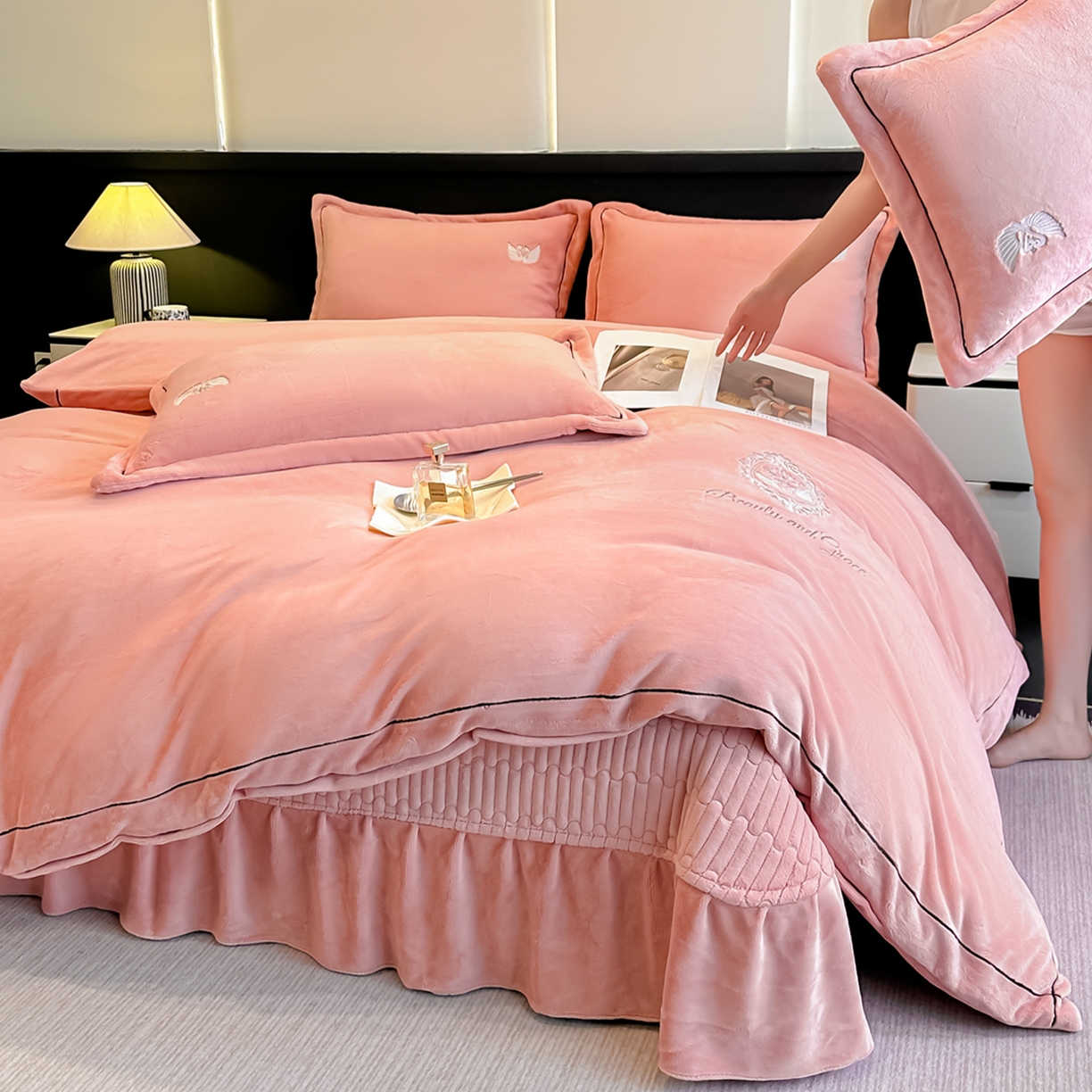 91家纺网 家纺一手货源 找家纺 富米莱（原臻工厂） 2025新款高克重高端刺绣牛奶绒天鹅之恋床盖床单四件套 绒天鹅之恋-橙意粉