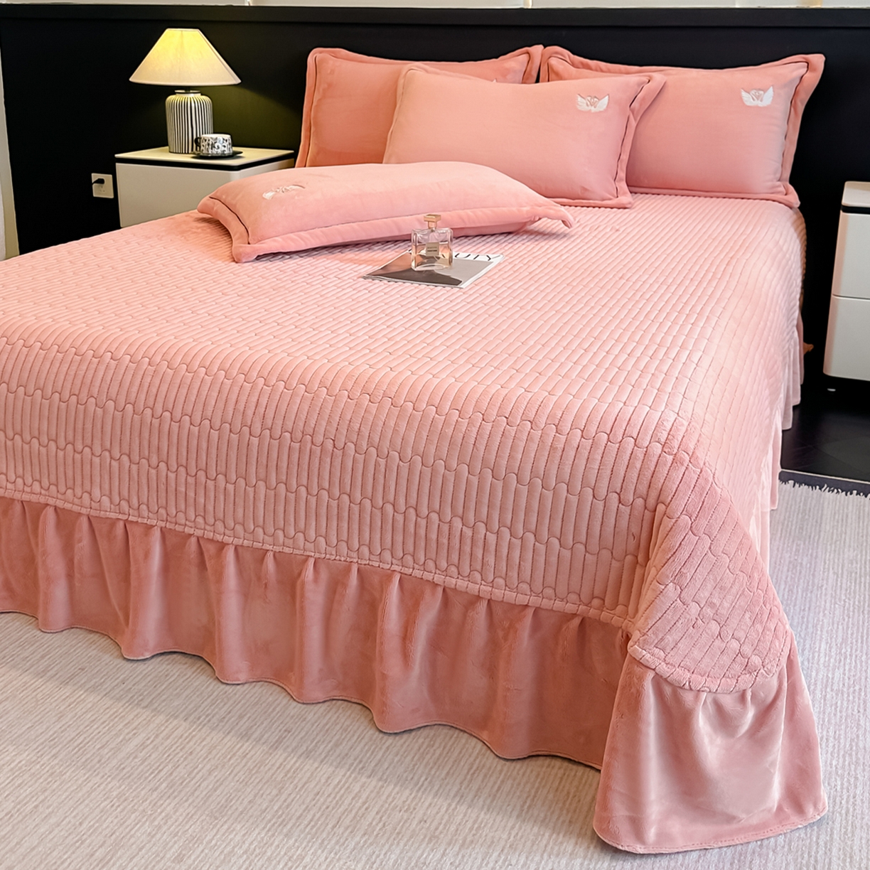 91家纺网 家纺一手货源 找家纺 富米莱（原臻工厂） 2025新款高克重高端刺绣牛奶绒天鹅之恋床盖床单四件套 绒天鹅之恋-橙意粉