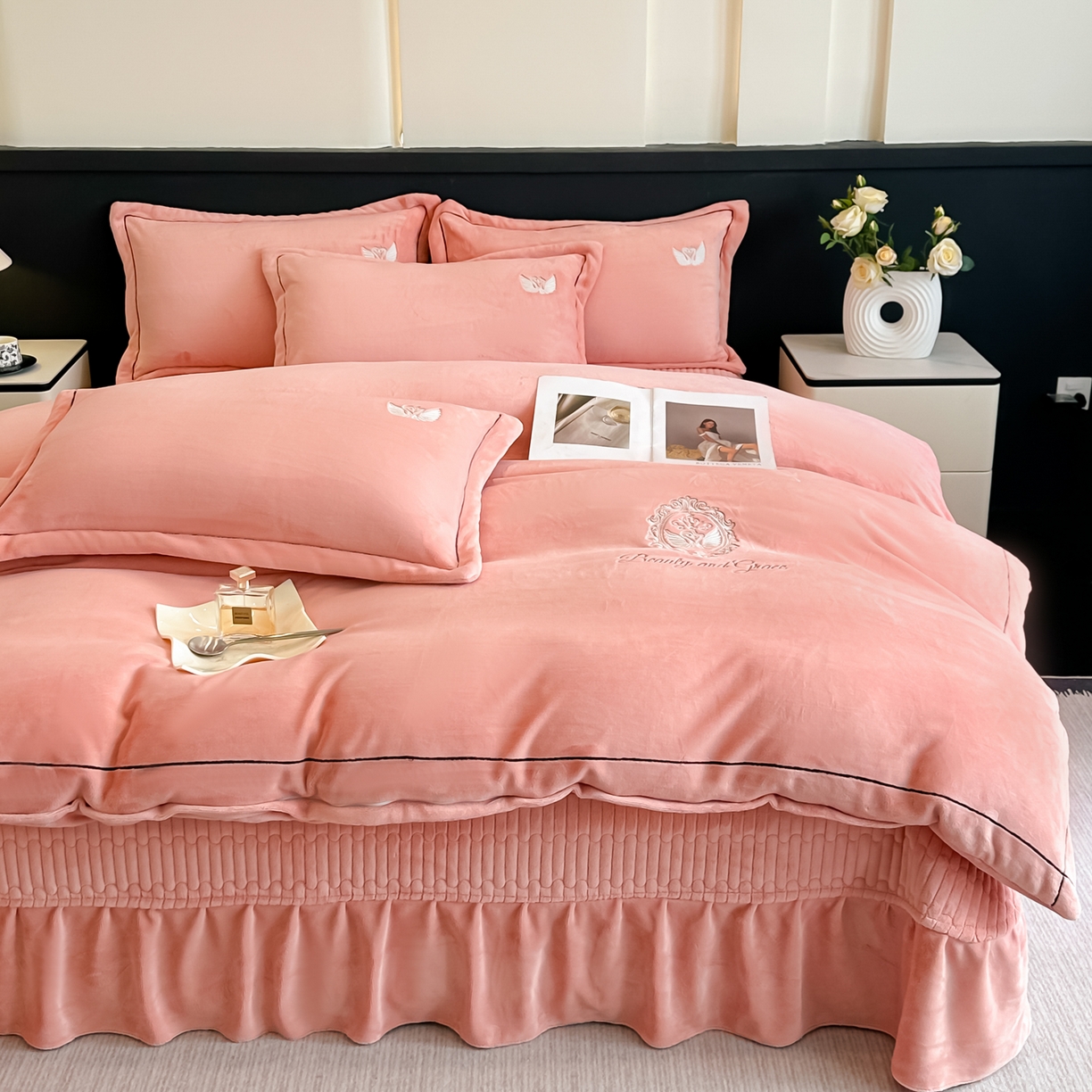 91家纺网 家纺一手货源 找家纺 富米莱（原臻工厂） 2025新款高克重高端刺绣牛奶绒天鹅之恋床盖床单四件套 绒天鹅之恋-橙意粉