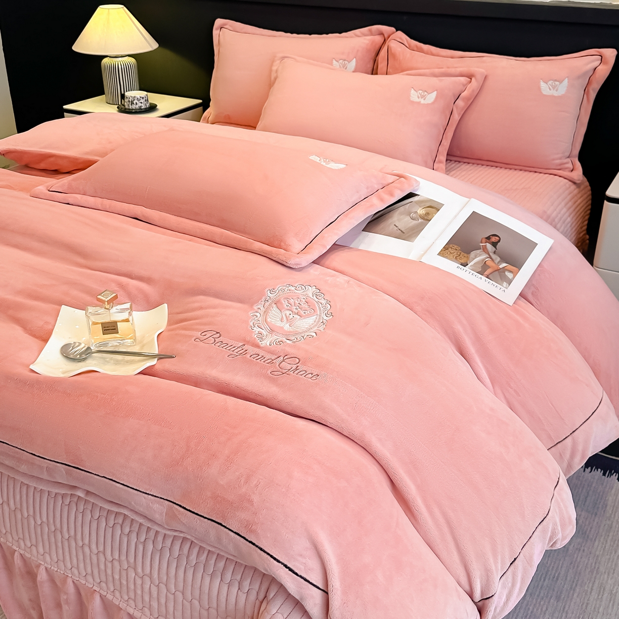 91家纺网 家纺一手货源 找家纺 富米莱（原臻工厂） 2025新款高克重高端刺绣牛奶绒天鹅之恋床盖床单四件套 绒天鹅之恋-橙意粉
