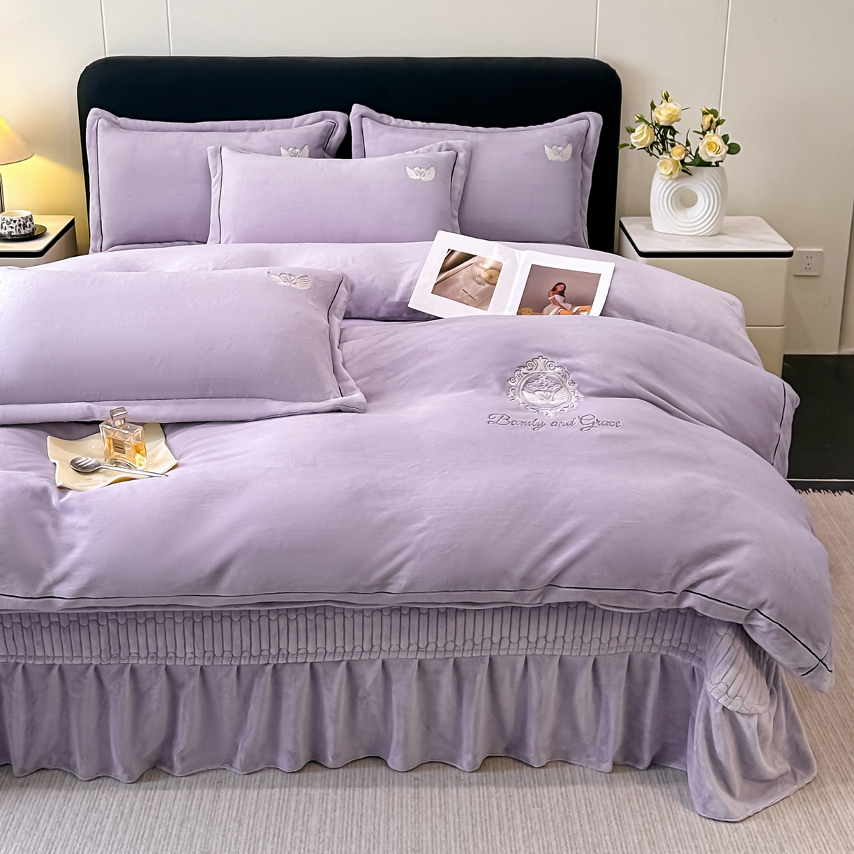 91家纺网 家纺一手货源 找家纺 富米莱（原臻工厂） 2025新款高克重高端刺绣牛奶绒天鹅之恋床盖床单四件套 绒天鹅之恋-杏紫